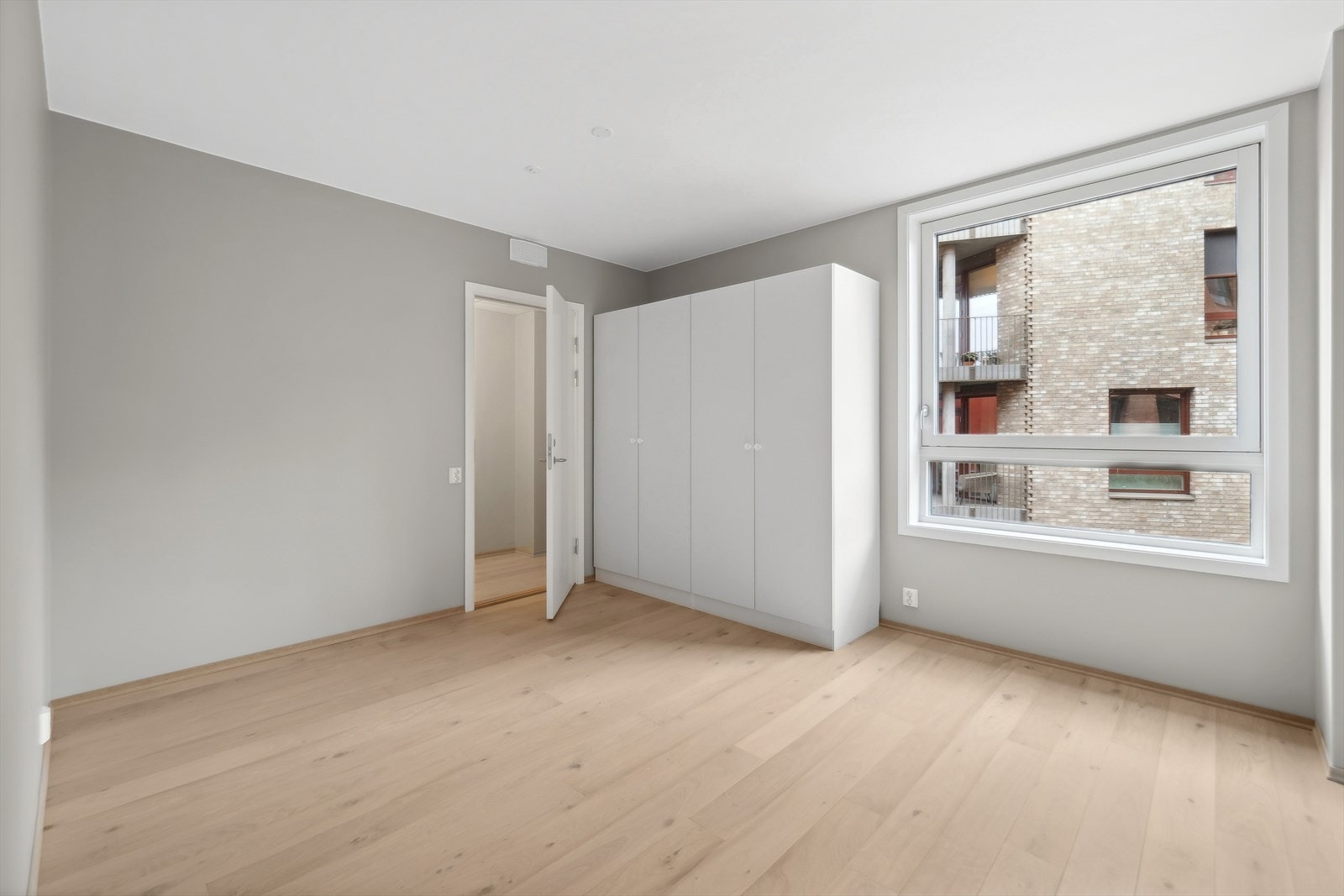 En privat soveromsavdeling med eget bad samt innebod som også kan benyttes til garderobe. Galleribilde