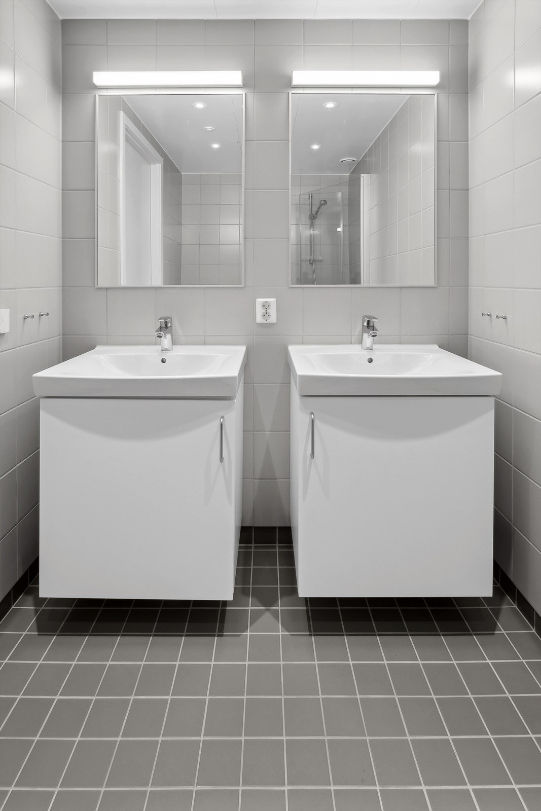 To servanter med underskap, speil og belysning. Galleribilde