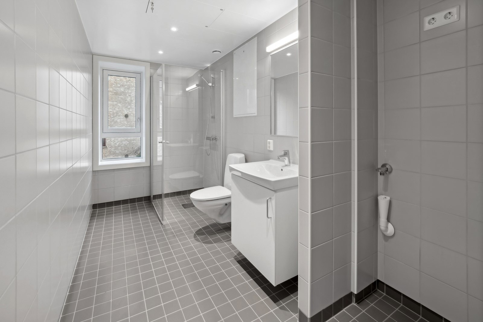 Bad 2 er også av god størrelse, med vindu og opplegg for vaskemaskin og tørketrommel. Galleribilde