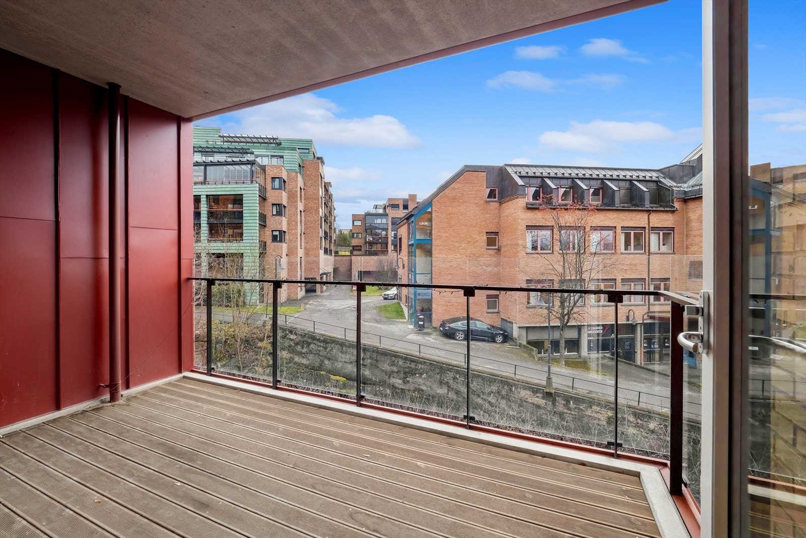 Ca 9 kvm overbygget, sørvendt balkong som kan innglasses. Galleribilde