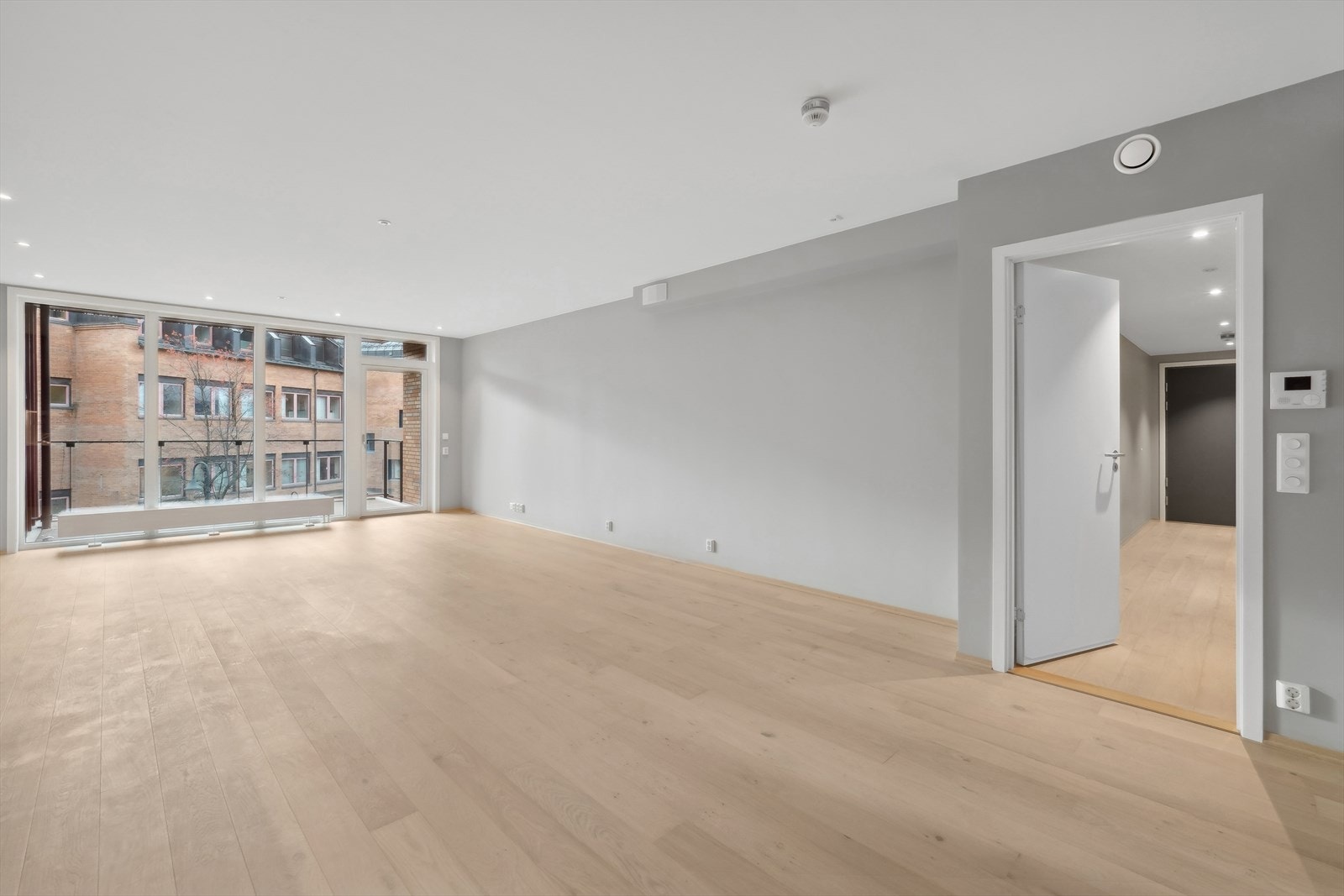 Fin én-stavs parkett og lysmalte flater. Galleribilde