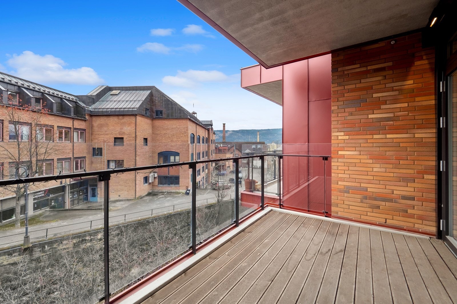 Sørvendt balkong med sol fra morgen til utpå ettermiddagen. Galleribilde