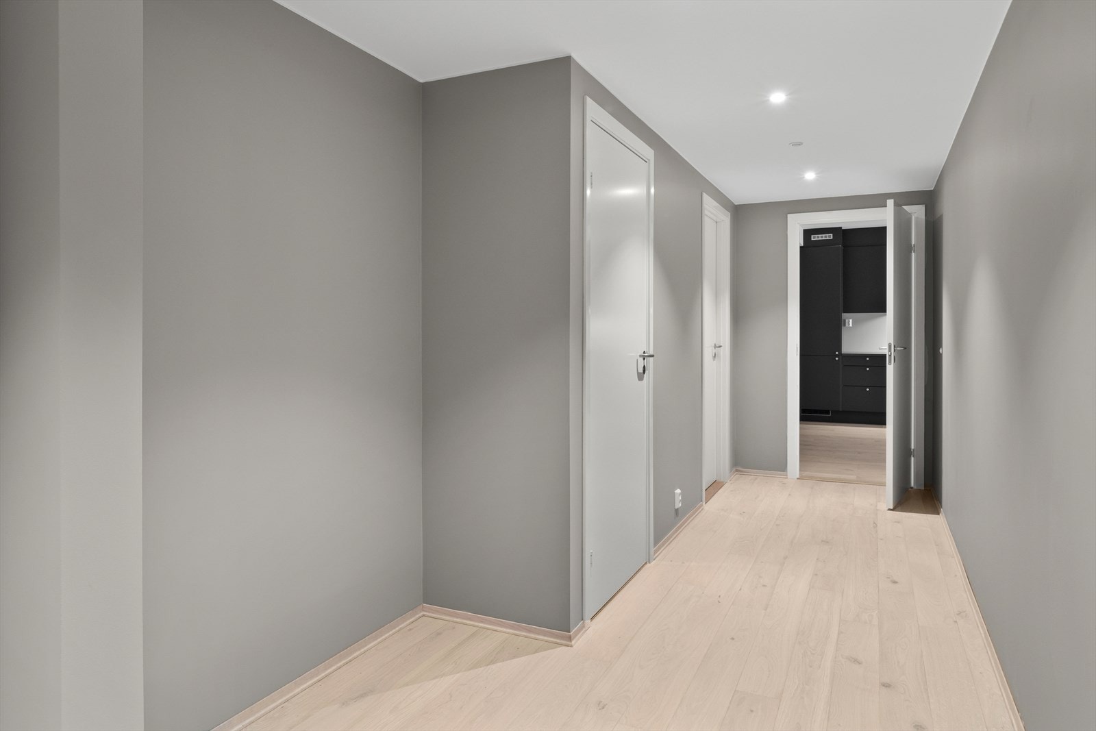 Romslig gang med god plass for garderobeløsninger og entrémøblement. Galleribilde