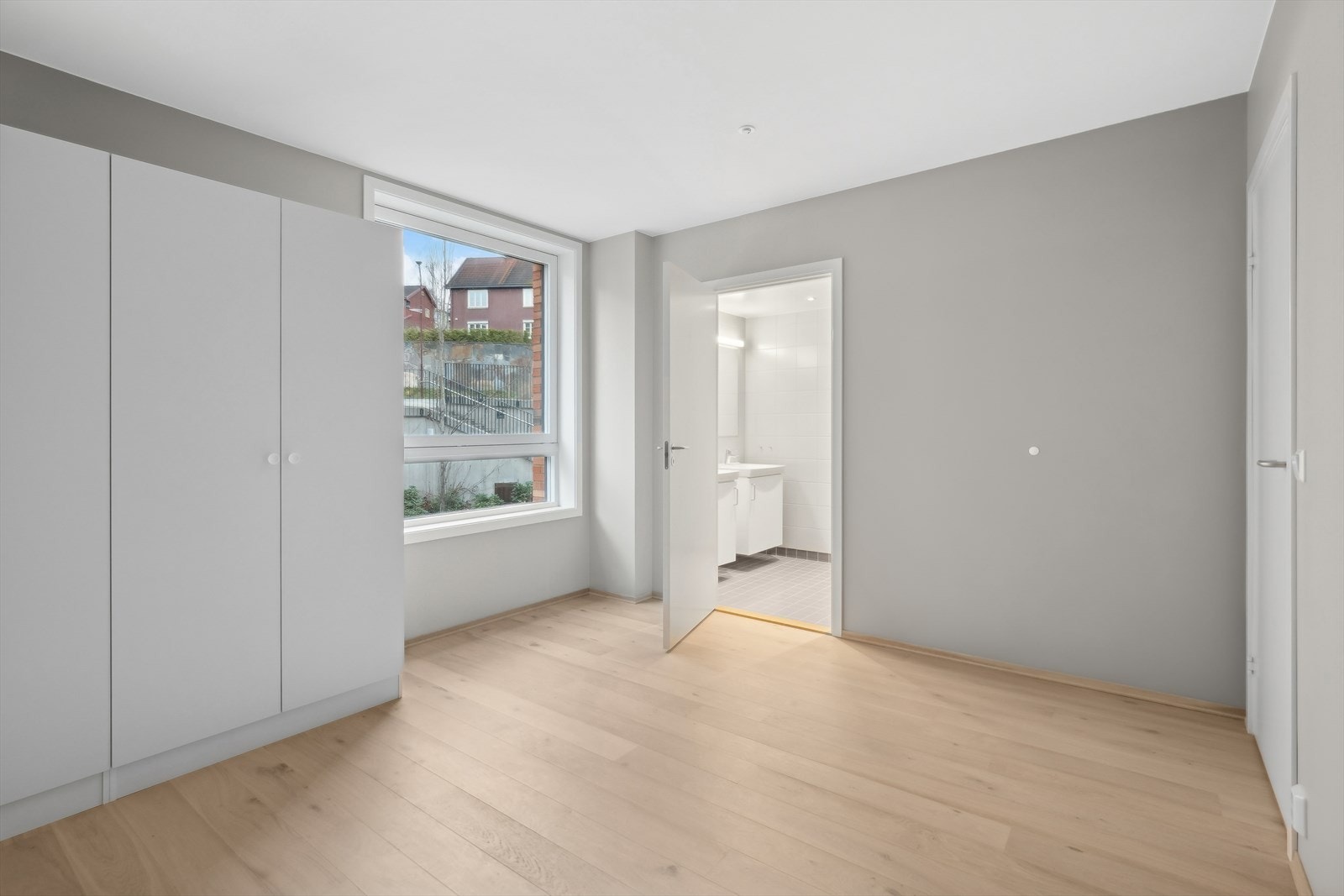 Luksus med eget bad tilknyttet hovedsoverom! Galleribilde