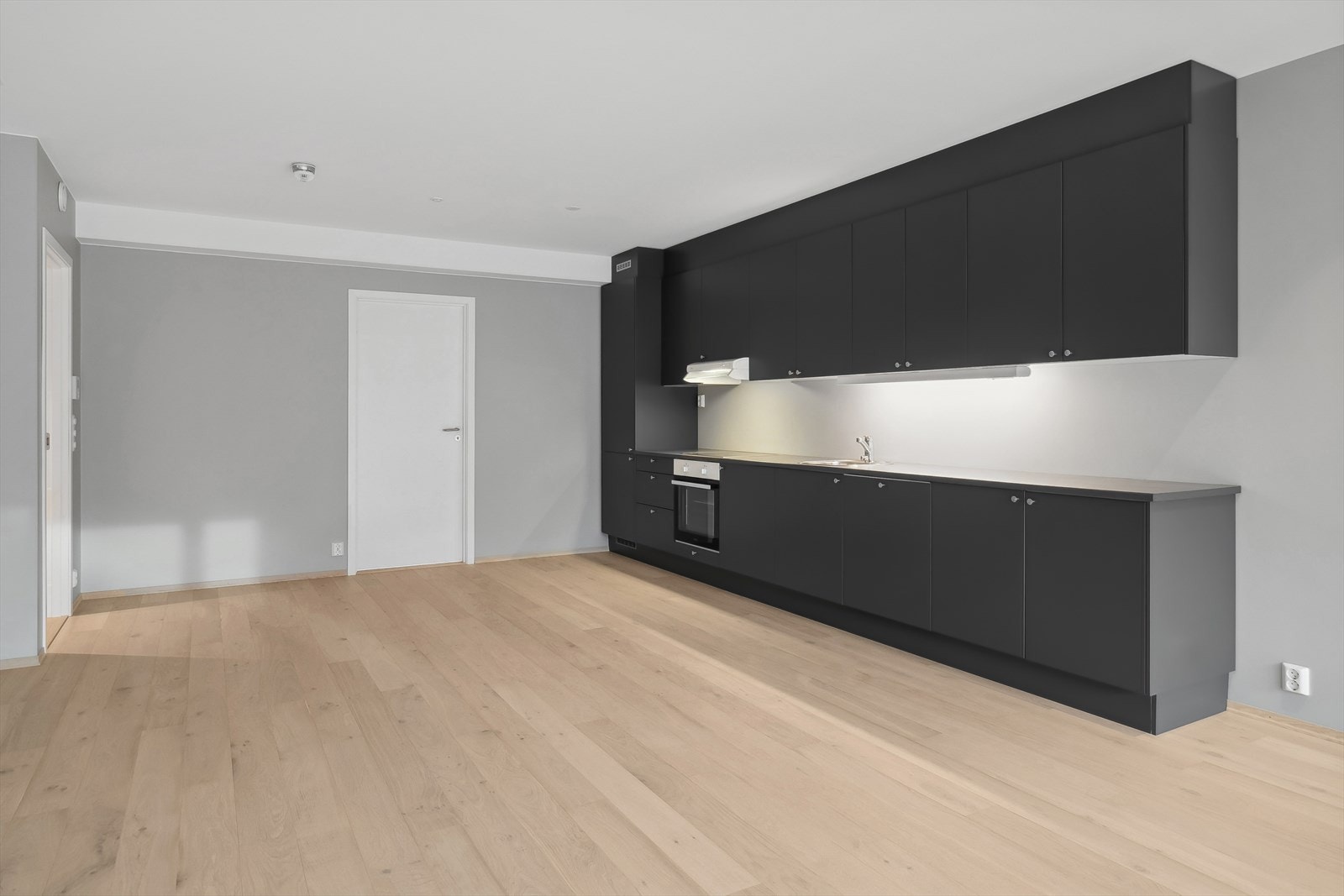 Dør inn til det ene soverommet fra kjøkken/stue. Dette kan også benyttes til en ekstra stue, kontor eller som en forlengelse av oppholdsrommet. Galleribilde