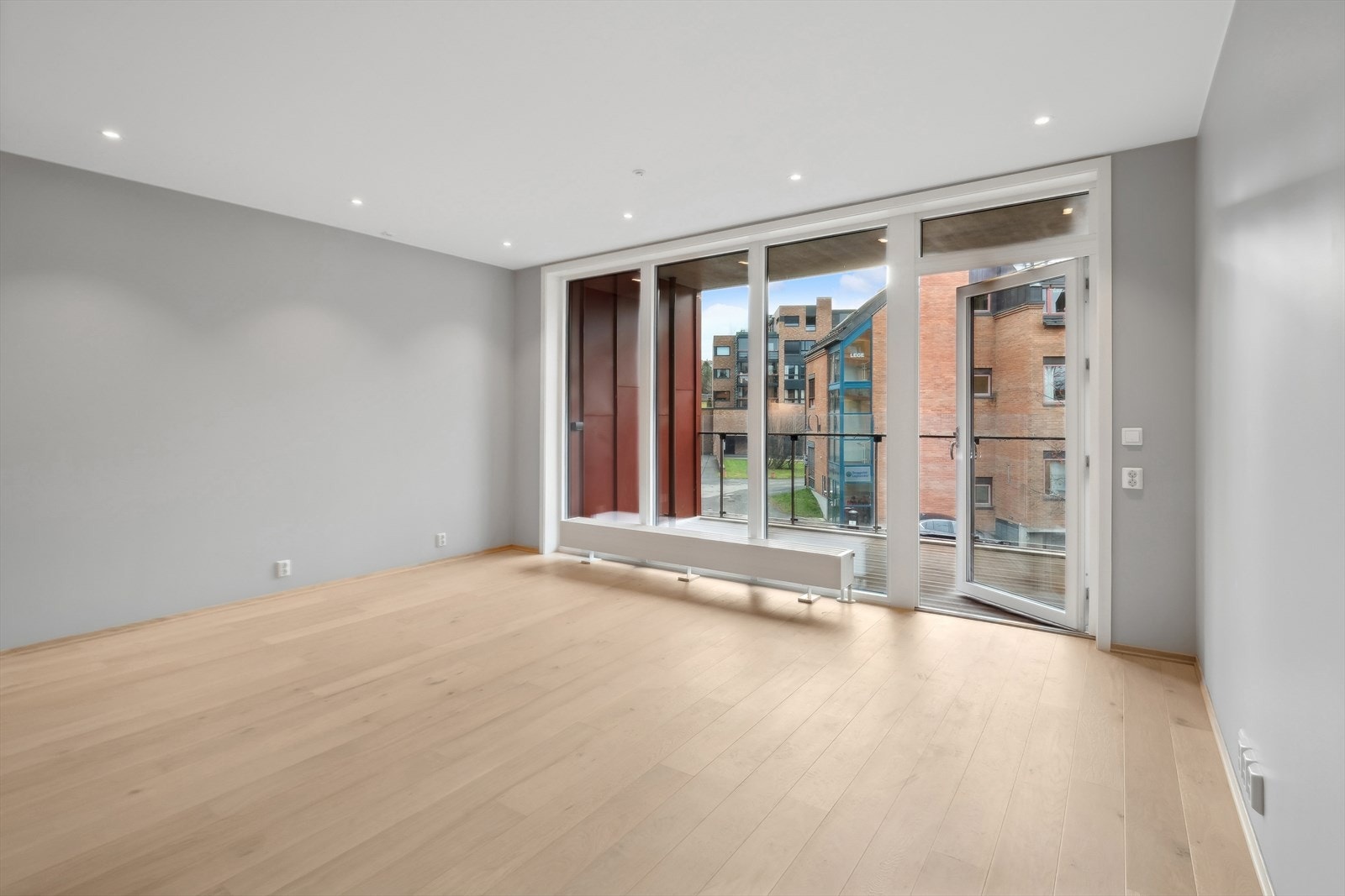 Downlights i himling på stuedel gir en god grunnbelysning. Galleribilde