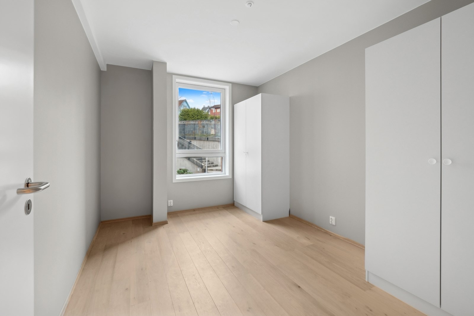 Garderobeskap i hvitt på soverommene. Galleribilde