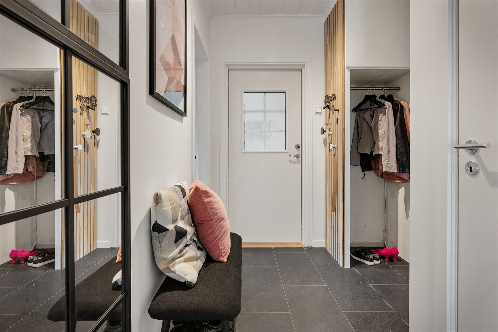 Bygget fikk ny taktekking i 2020, og ny kledning og vinduer i 2016 - Galleribilde