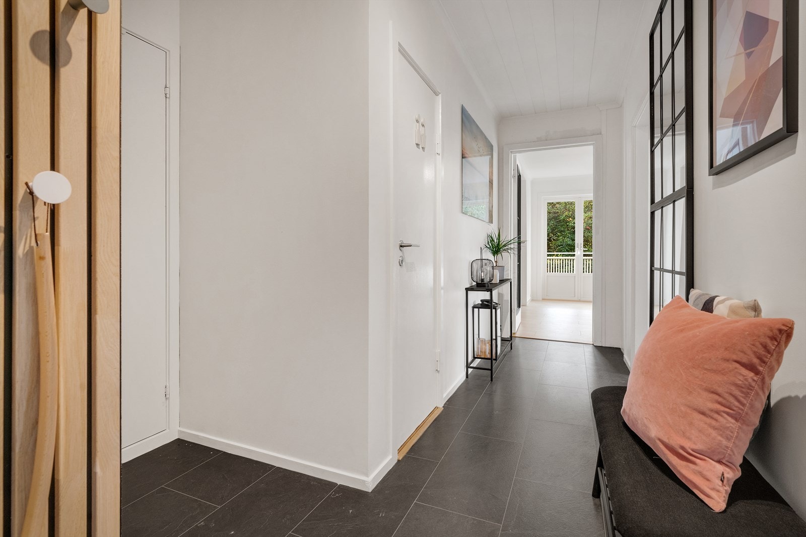 - Innbydende og romslig entré/gang på 6,9 m² - Galleribilde