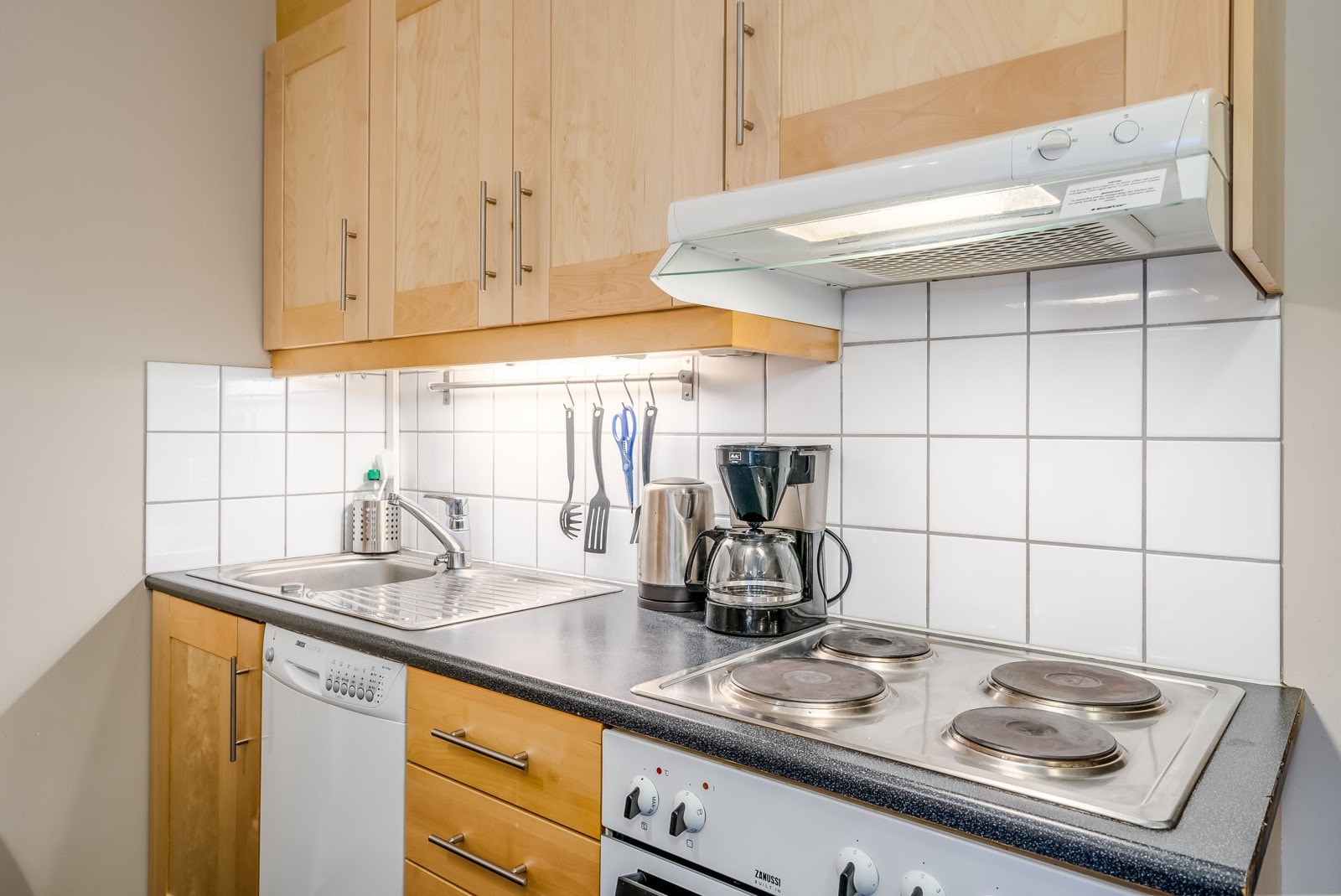 Utstyrt med hvitevarer som nedfelt koketopp, stekeovn og oppvaskmaskin i benkeskap samt frittstående kjøleskap med frysedel. Galleribilde