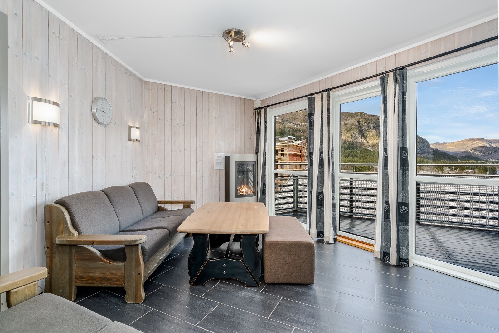 Boligens sosiale sone er lys og innbydende. Galleribilde