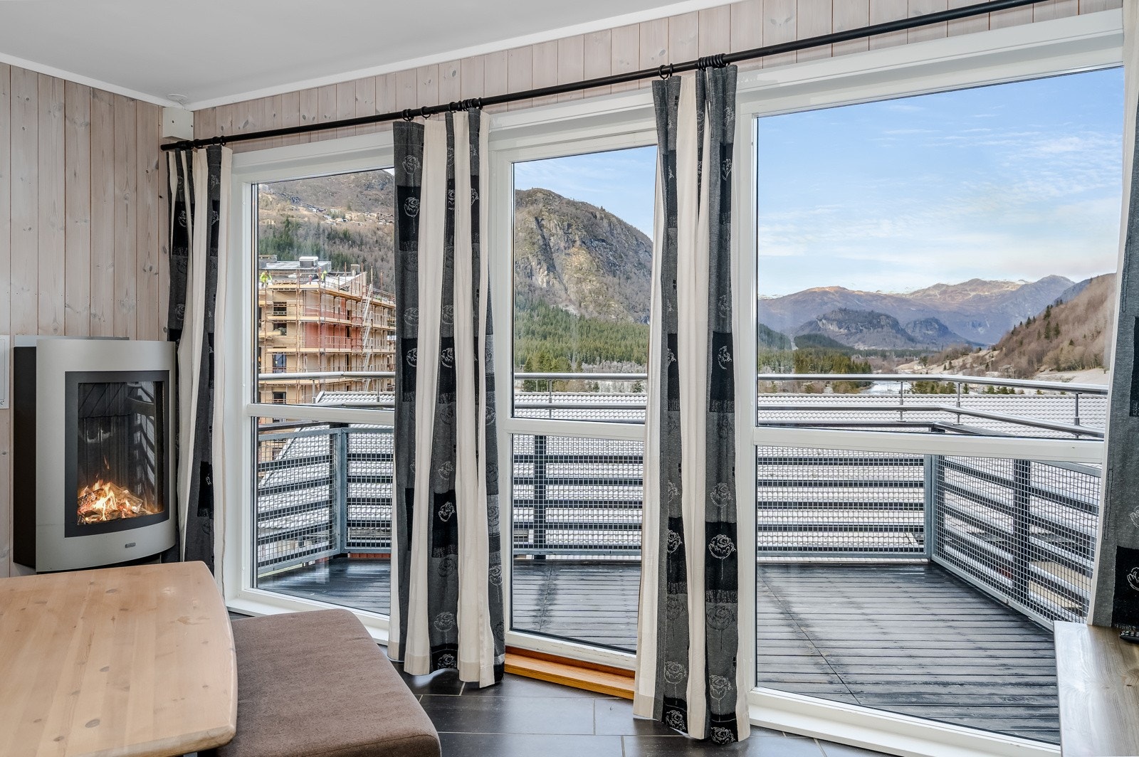 Det er montert gasspeis, som gir lun atmosfære på kalde dager. Galleribilde