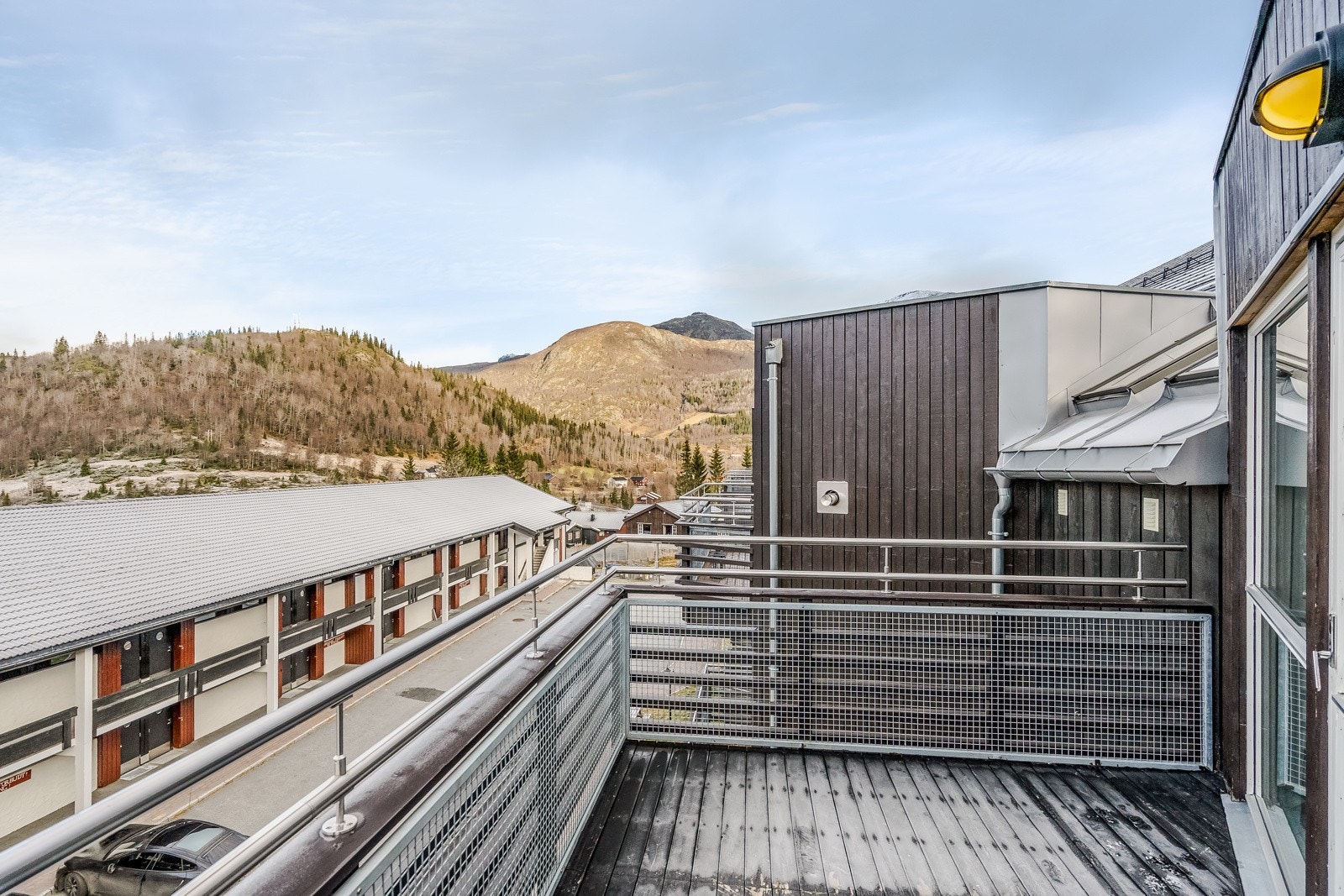 Fra stuen er det utgang til en vestvendt balkong på ca. 6 kvm med god plass til utemøblement. Galleribilde