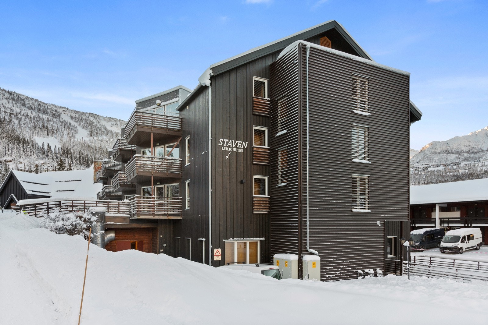 Utleieplikt for vintersesongen med mulighet for egenbruk - maks 42 dager. Resten av året er fri benyttelse for eier. Galleribilde