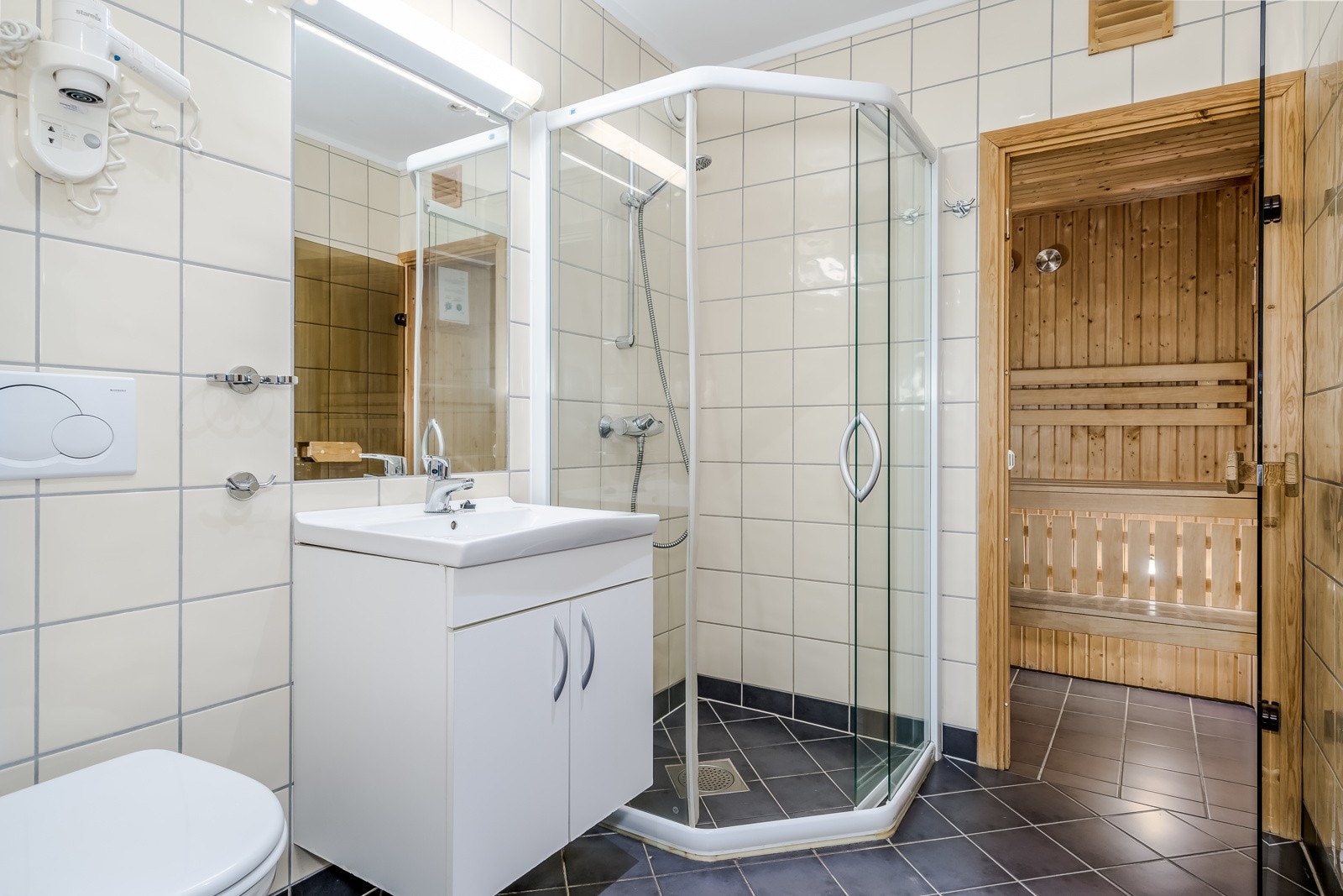 Flislagt bad med varme i gulv fra byggeår. Galleribilde