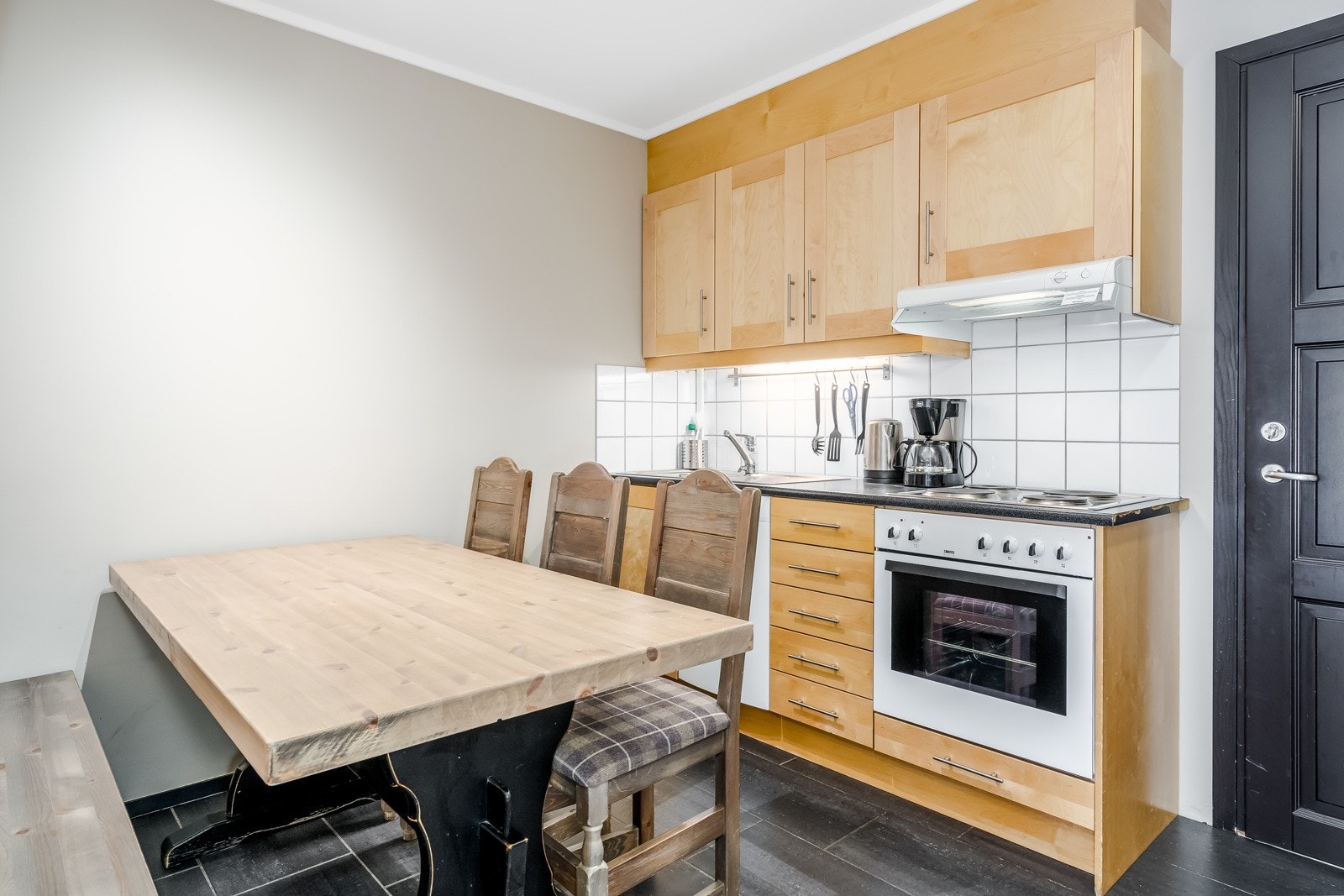 Kjøkkenet ligger i åpen løsning mot entreen og har god plass til en spisegruppe. Galleribilde