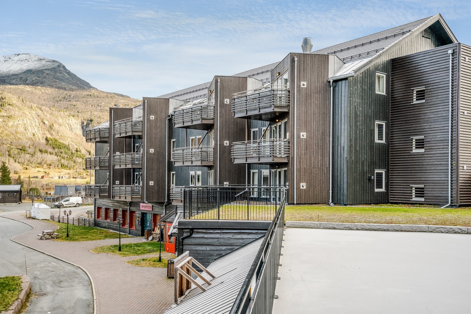 Boligen har en svært sentral og populær beliggenhet rett ved Hemsedal skisenter. Galleribilde