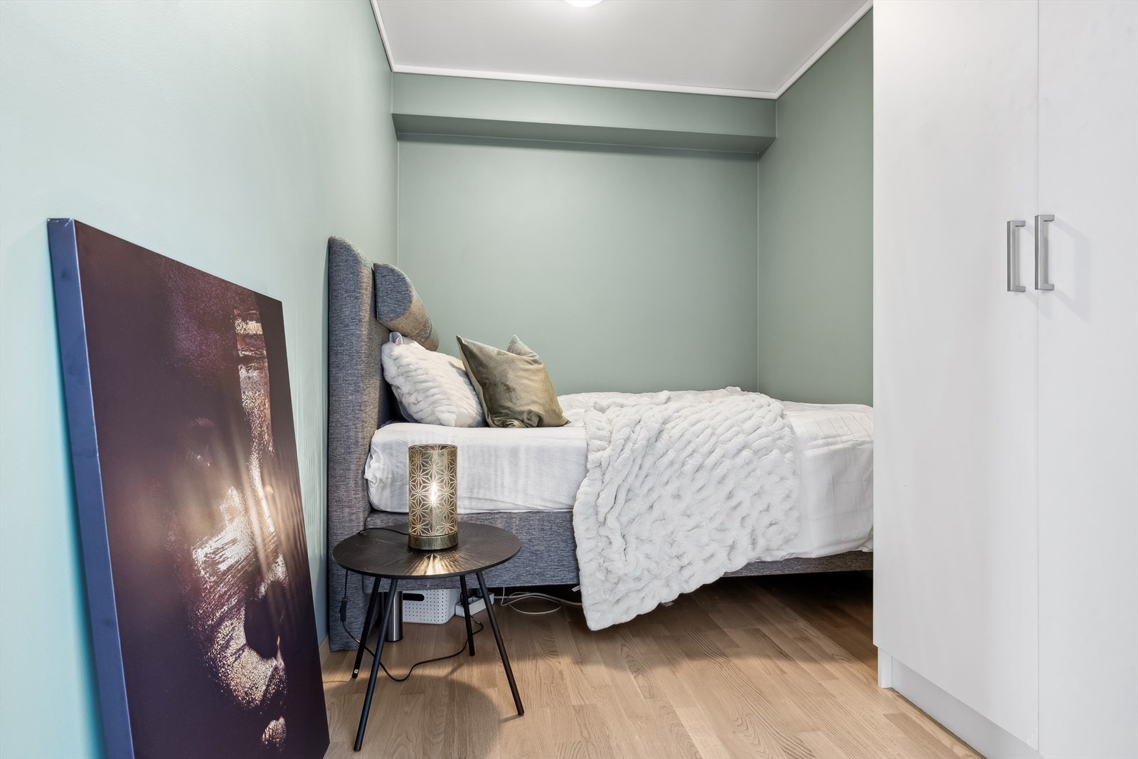 Romslig soverom med god plass for dobbeltseng og nattbord Galleribilde