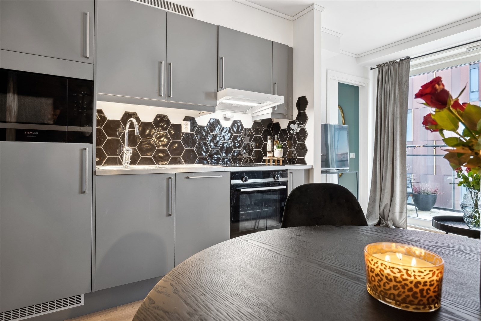 Her har en det en måtte trenge av skap-, skuff- og benkeplass. Galleribilde