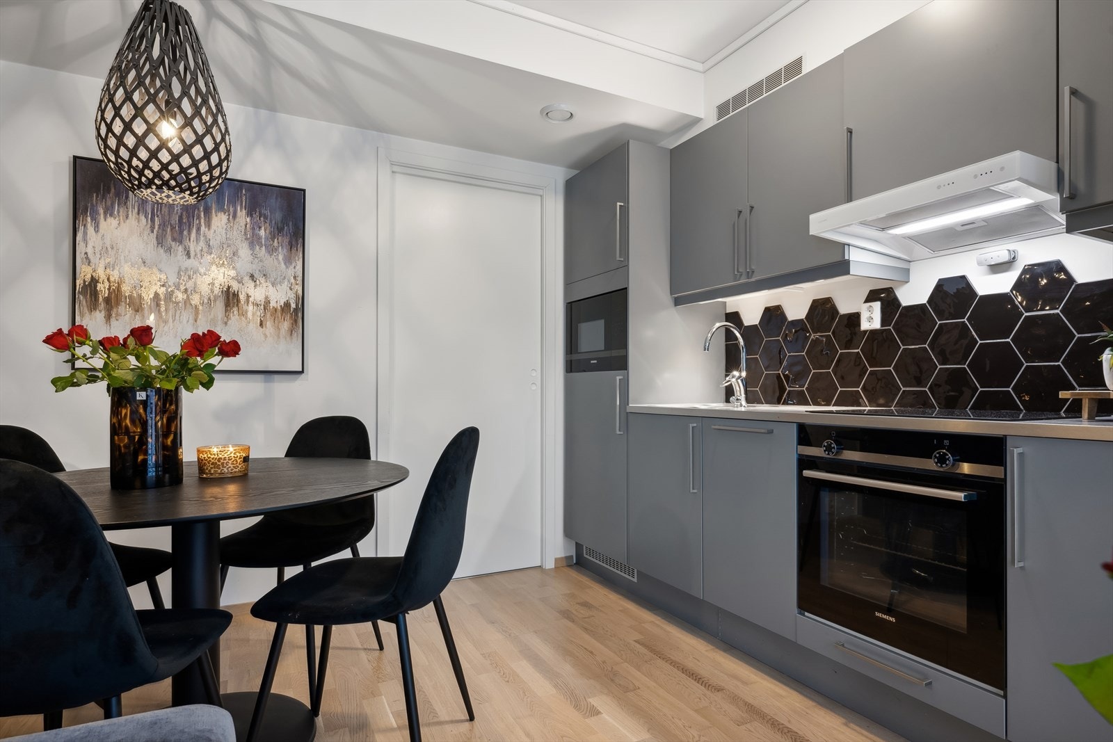 Stilrent og moderne kjøkken med integrerte hvitevarer Galleribilde