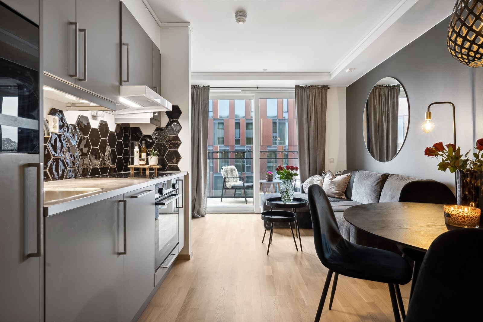 Vi beveger oss inn i en åpen stue/kjøkkenløsning Galleribilde