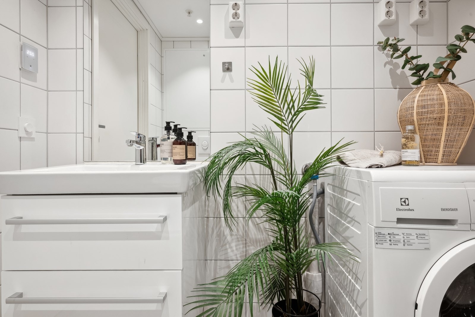 Moderne baderomsinnredning med gode skuffer for oppbevaring Galleribilde