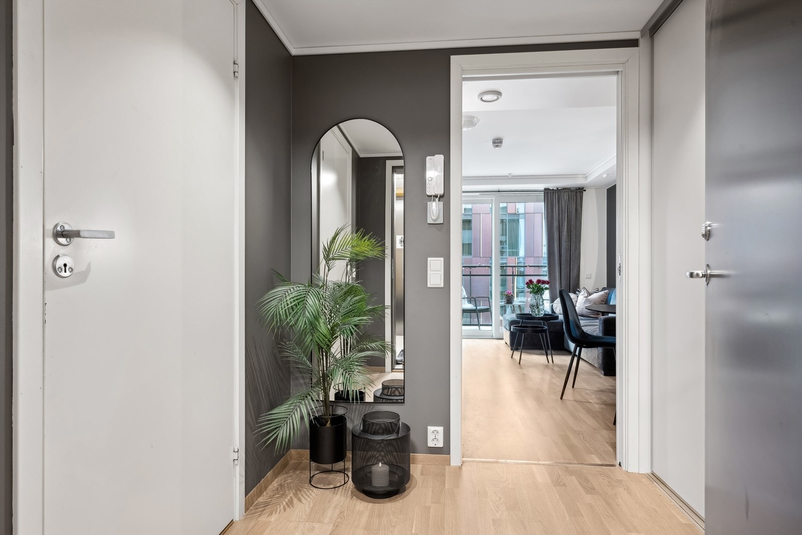 Velkommen inn! Hyggelig entré med innebygget skyvedørsgarderobe Galleribilde