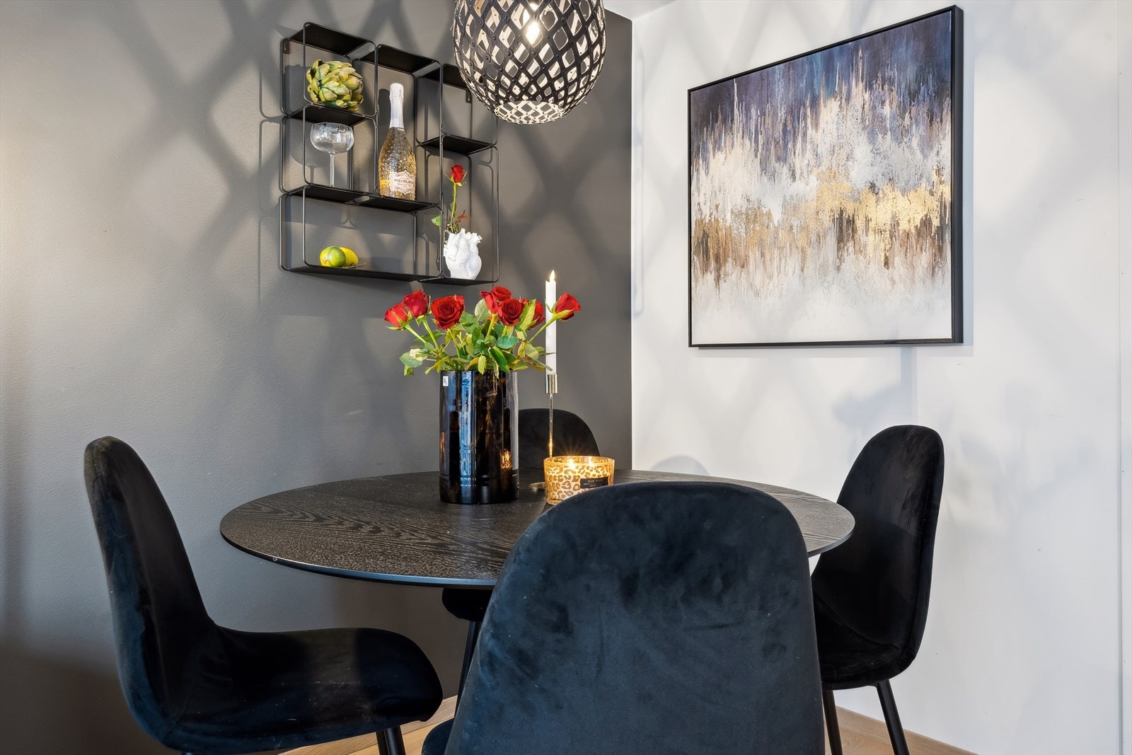 Spisegruppen får plass i kjøkkensonen Galleribilde