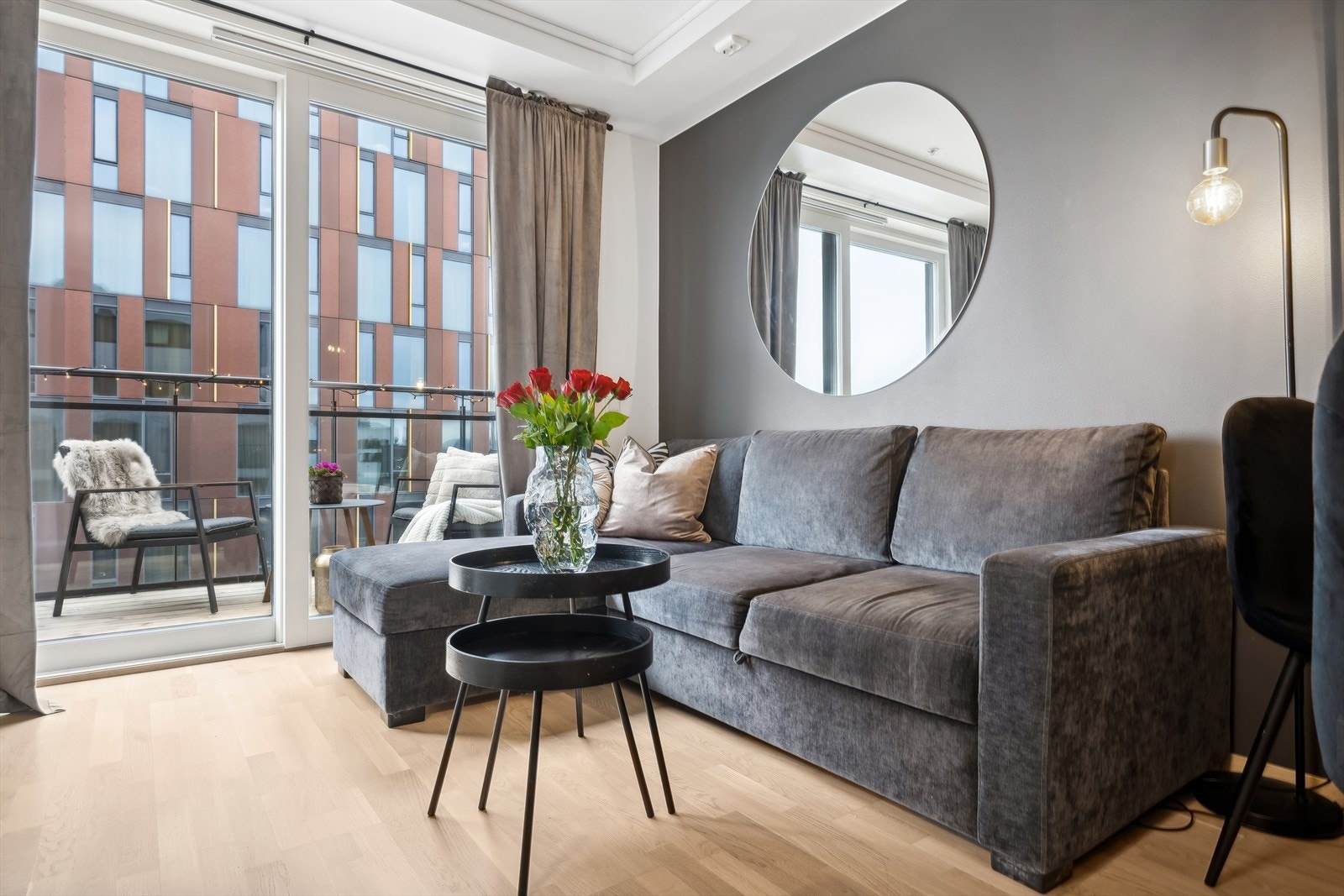 Sofakroken finner fort sin naturlige plass i rommet Galleribilde