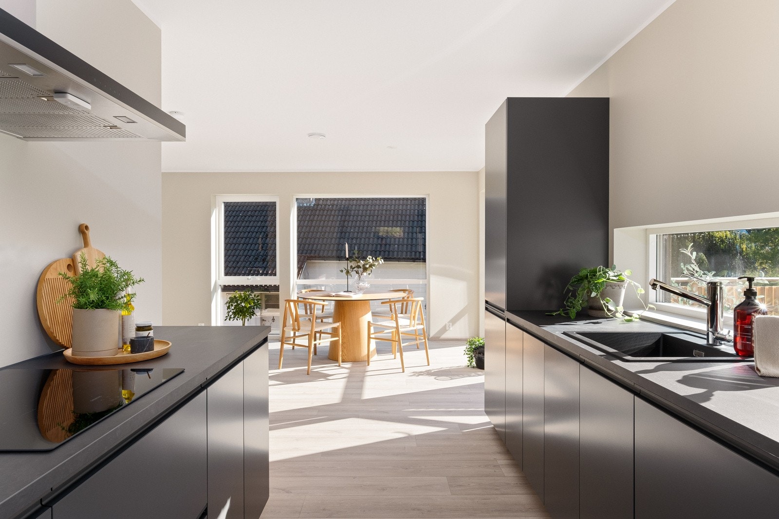 Kjøkken levert av Drømmekjøkken med hvitevarer fra Siemens Galleribilde