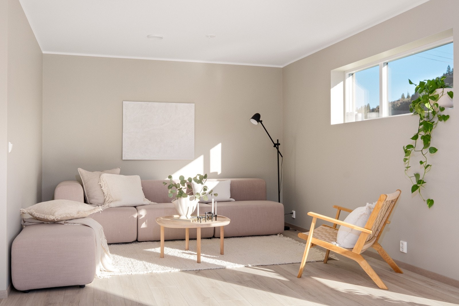 Vi tar turen videre inn til stue og kjøkken på 41,7 kvm. Galleribilde