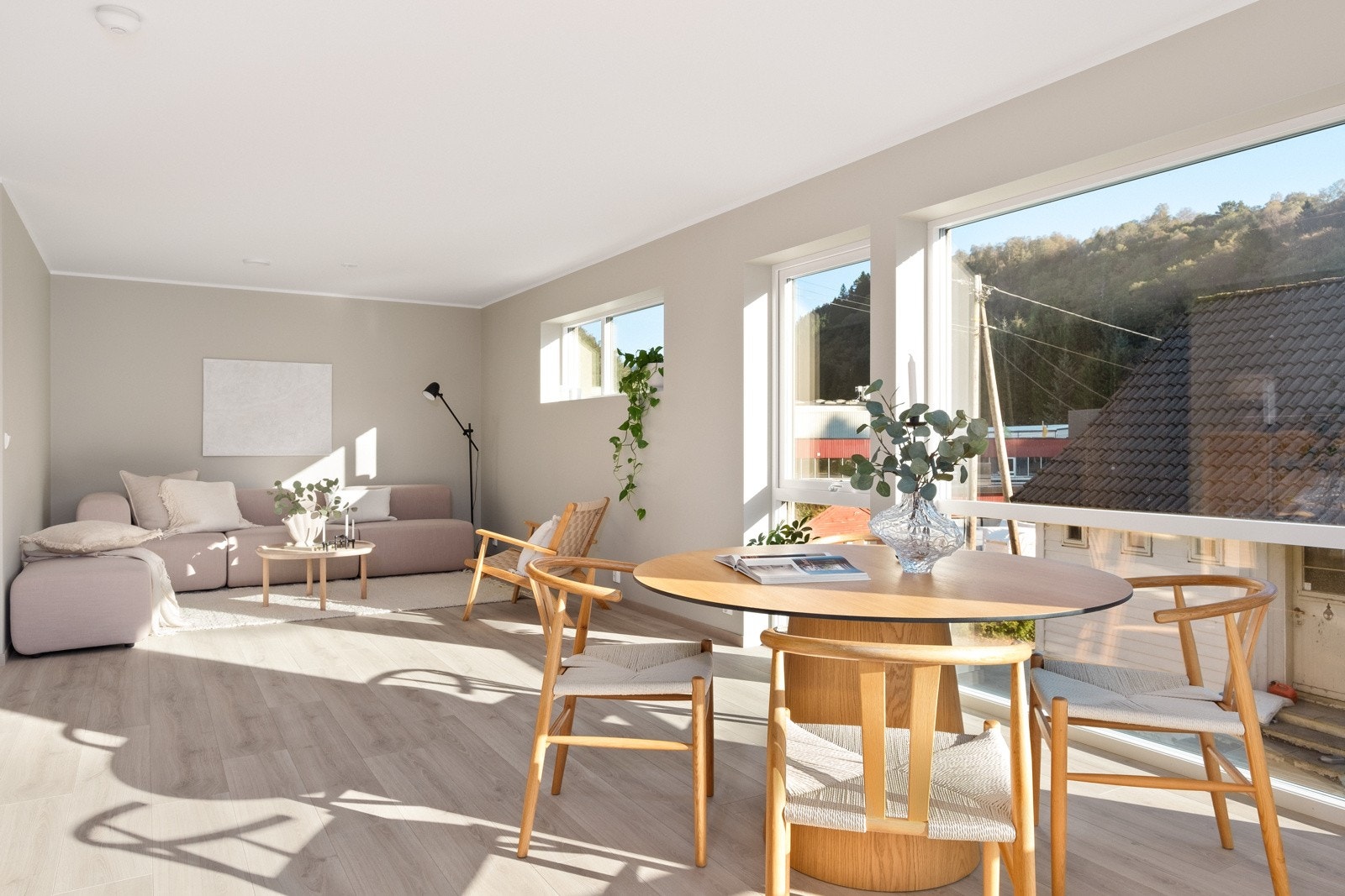 Gulvet er gjennomgående i hele boligen med unntak av bad. Galleribilde