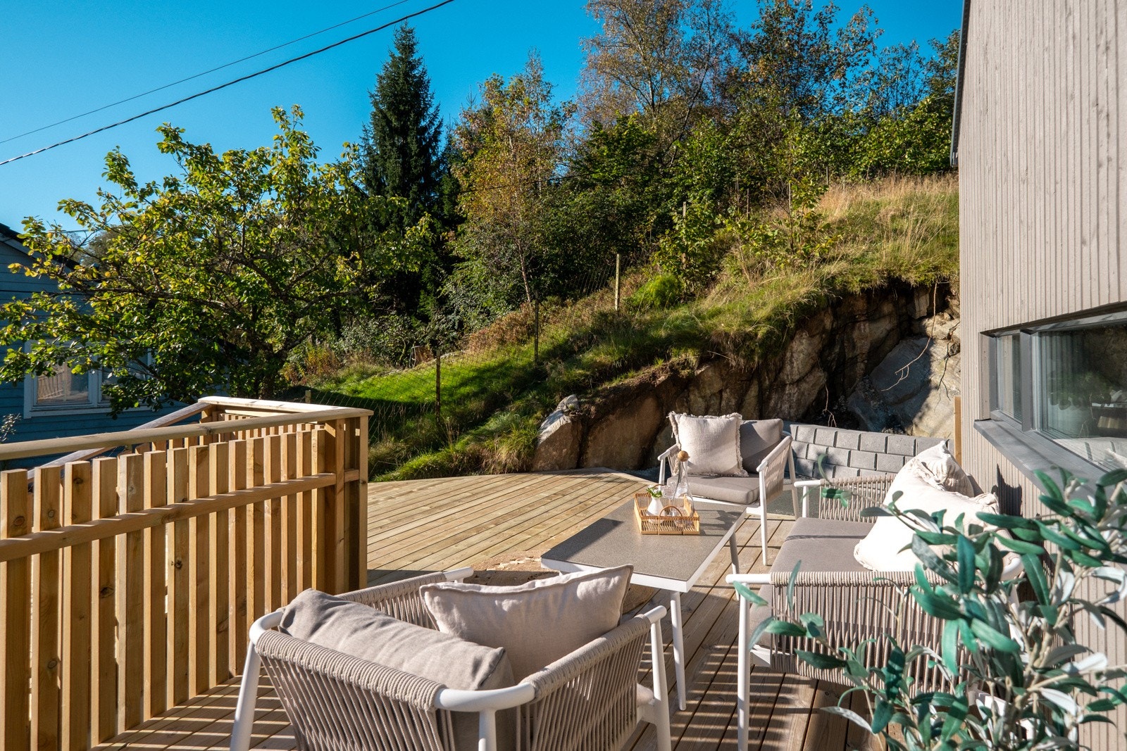 Kun 15 minutter med bil fra Bergen sentrum, ligger boligen fredfullt til i naturskjønne omgivelser. Galleribilde