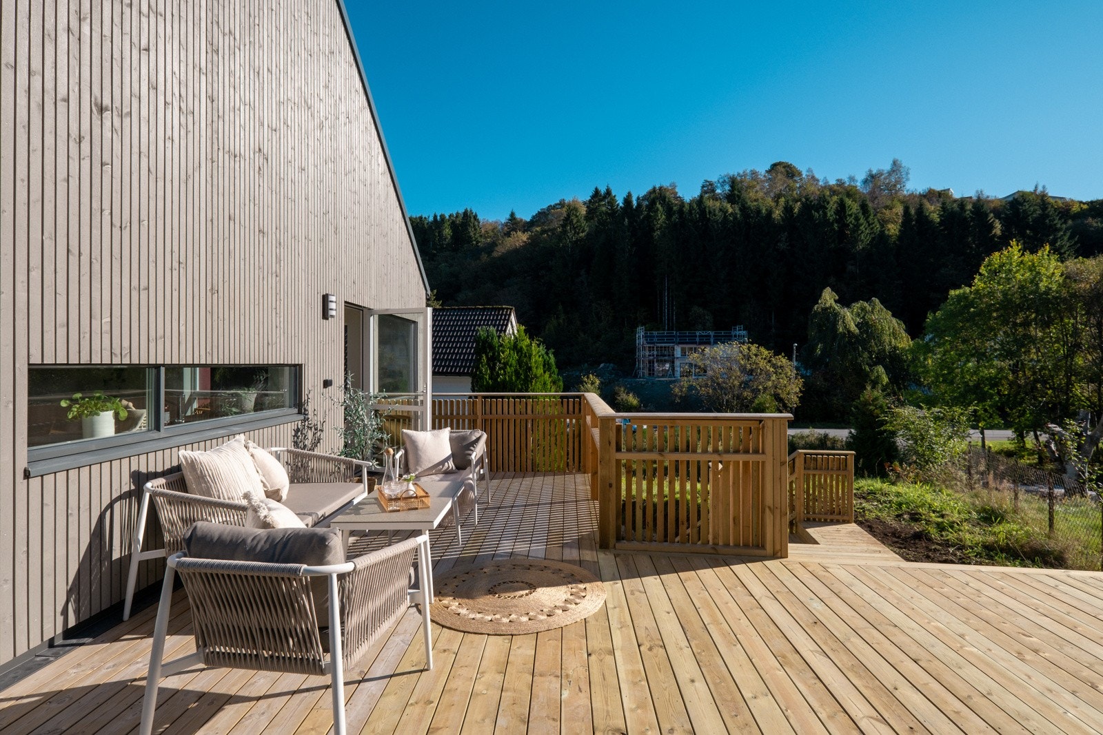 Fra eiendommen har du kort vei til det du måtte behøve av servicetilbud, barnehager, skoler og fantastiske turmuligheter! Galleribilde