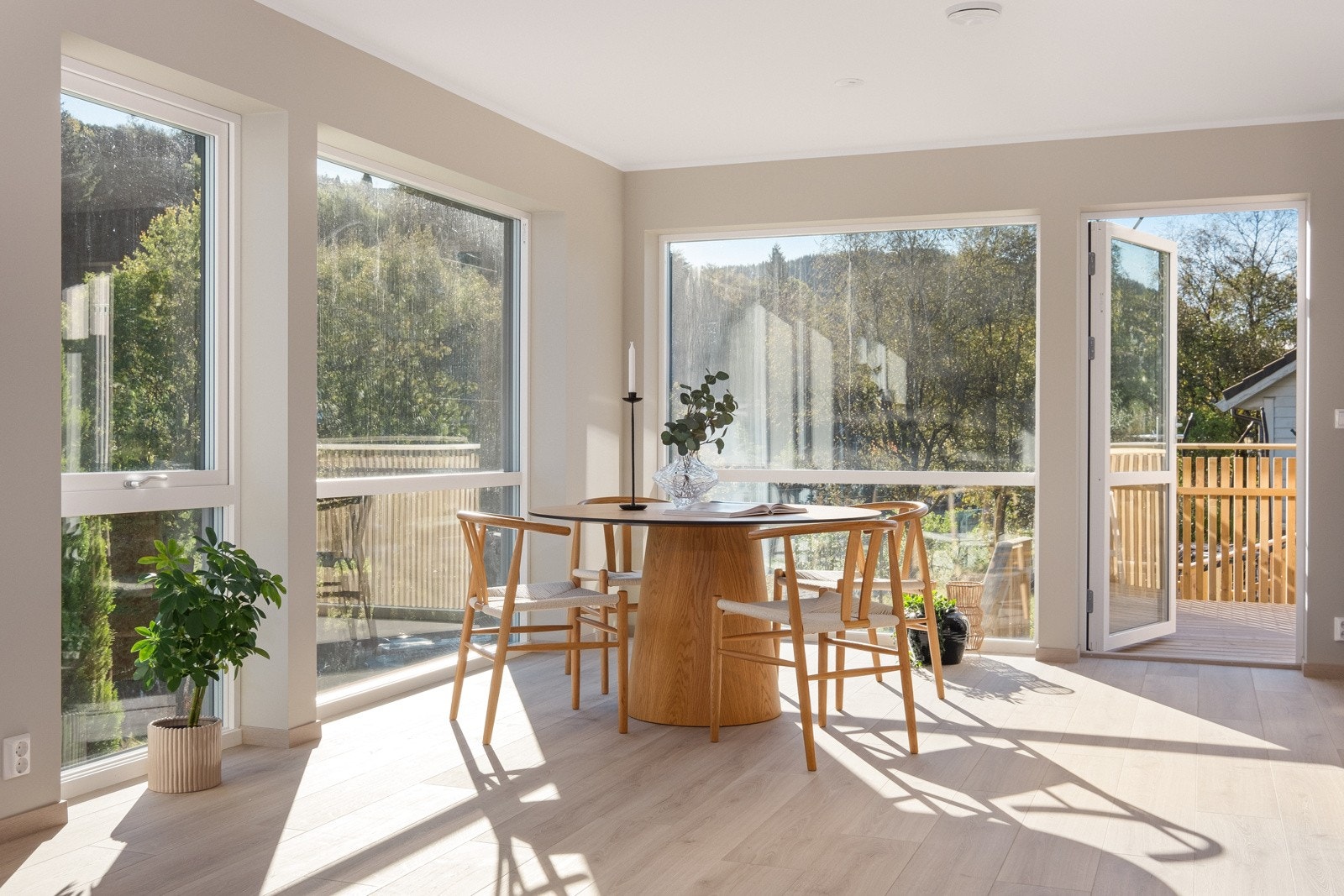 Den åpne løsningen og de store vindusflatene gir en luftig atmosfære. Galleribilde