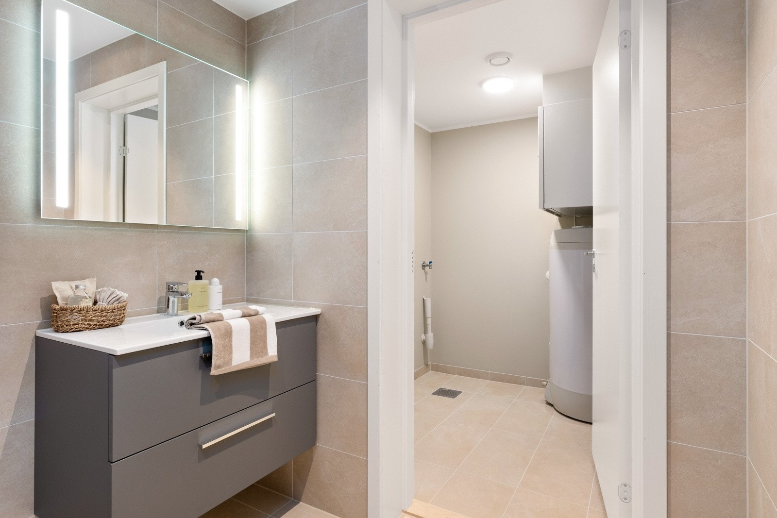 Med direkte adkomst fra bad kommer vi til vaskerommet på 3,3 kvm. Galleribilde