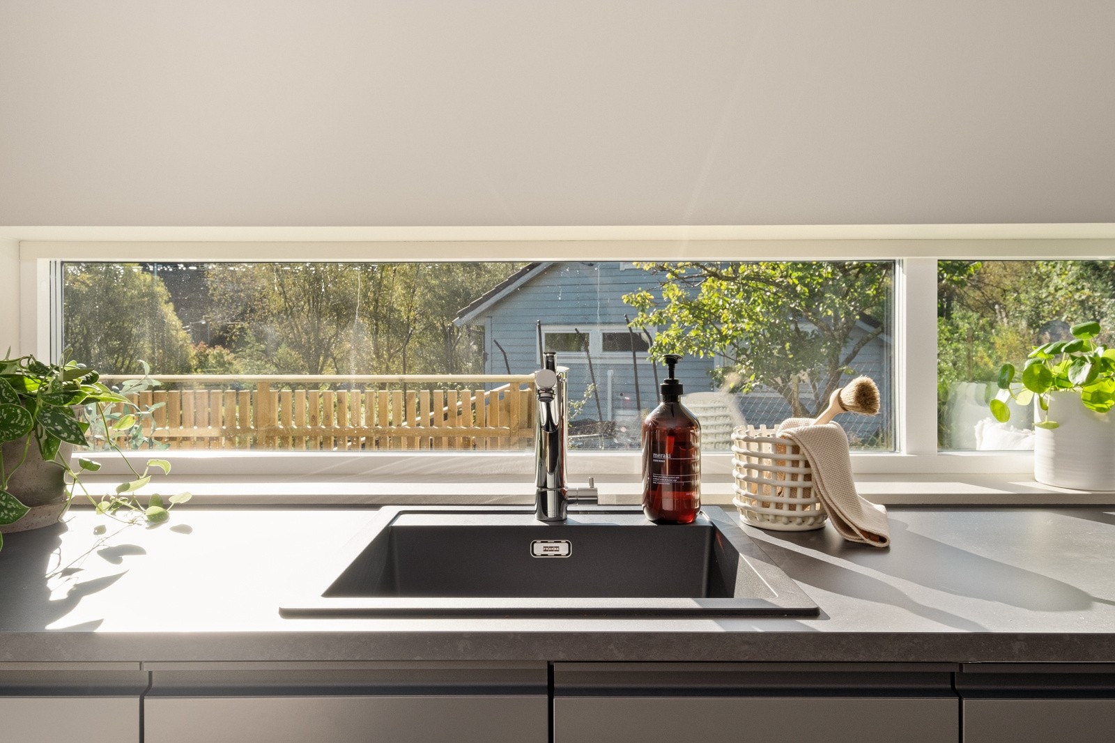 Benkeplate i laminat med nedfelt sort vask fra Franke. Galleribilde