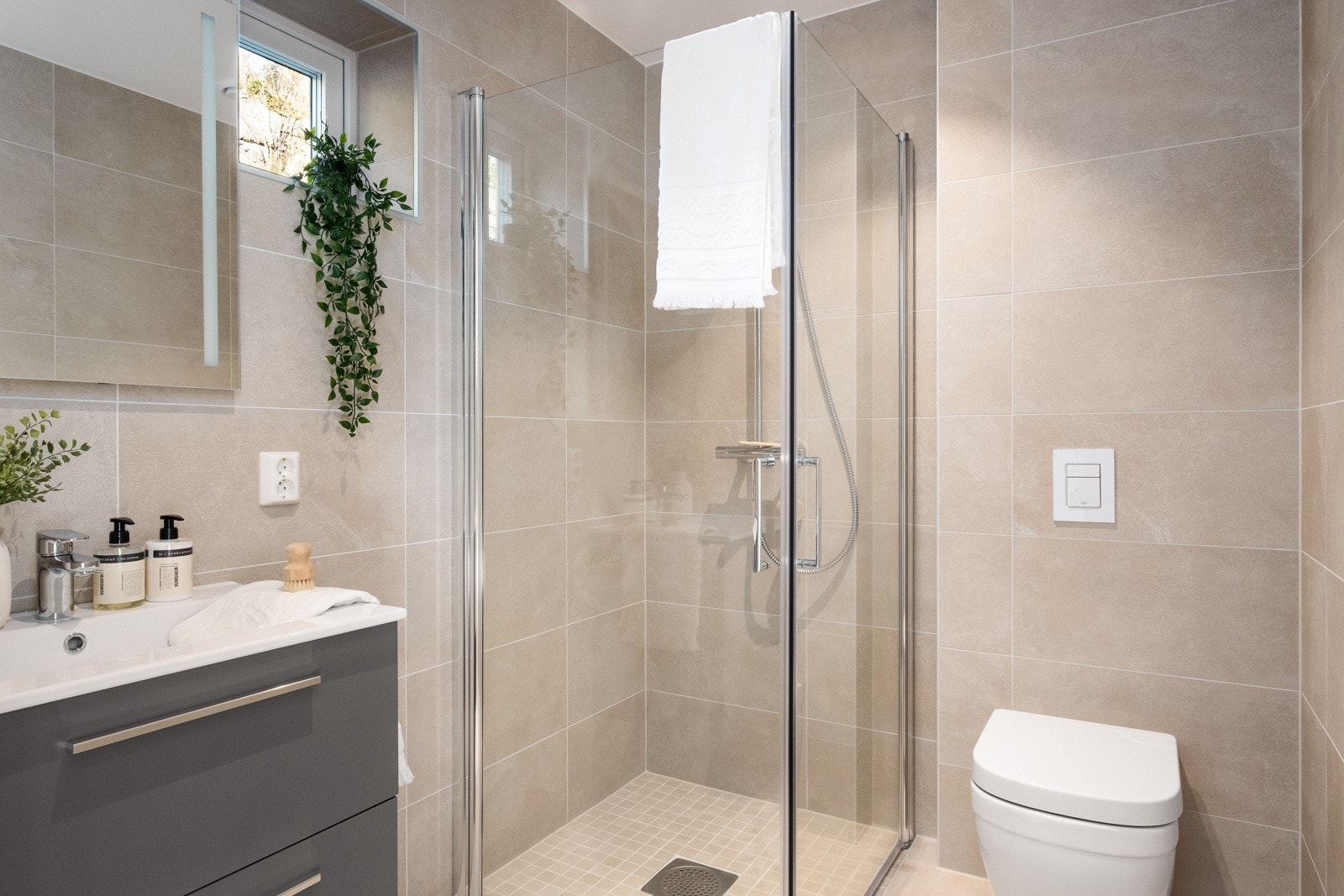 Baderommet har tilkomst fra gang og måler 3,6 kvm Galleribilde