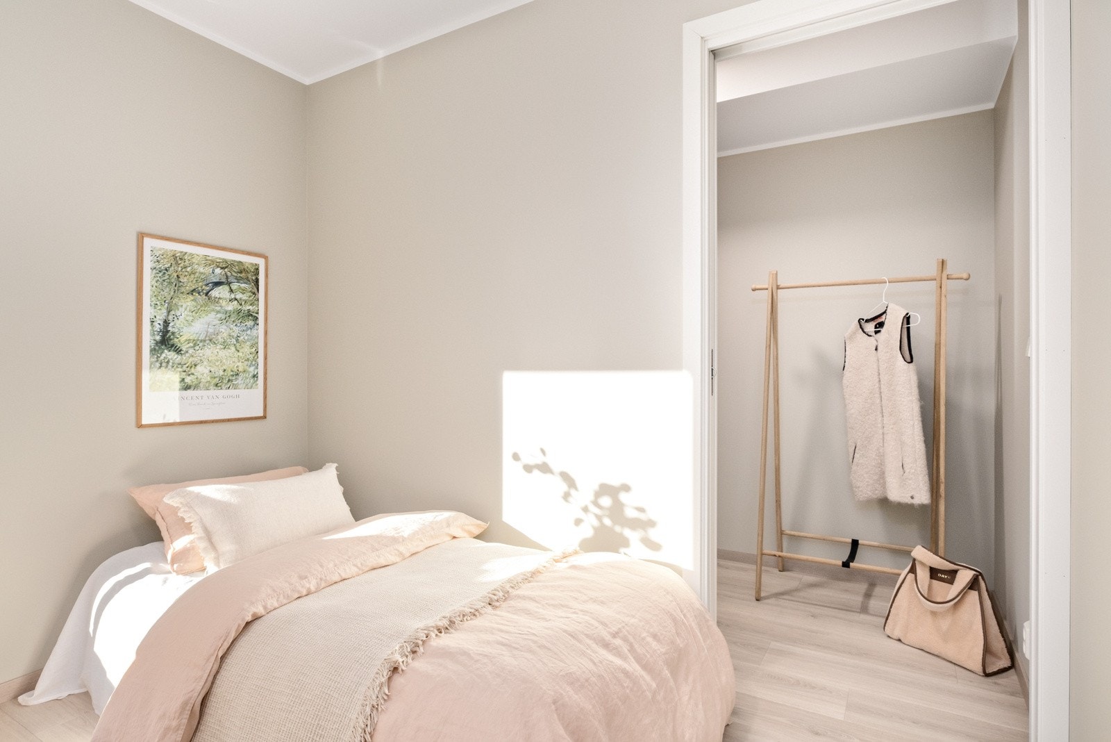 Soverommet på 7,3 kvm har egen tilkomst til omkledningsrom på 4,1 kvm Galleribilde