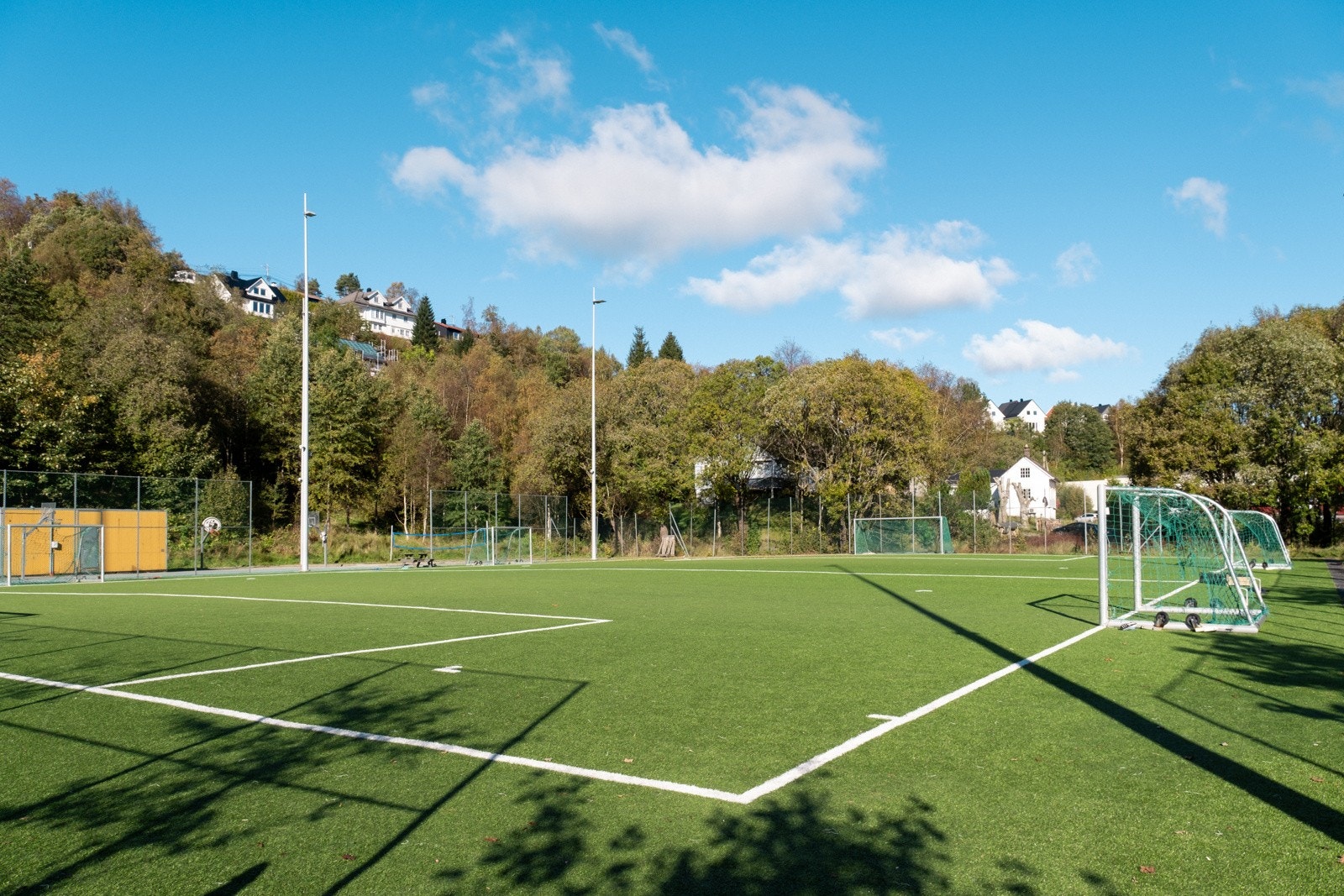 Det er ca 150 meter til denne flotte irdrettsbanen! Galleribilde