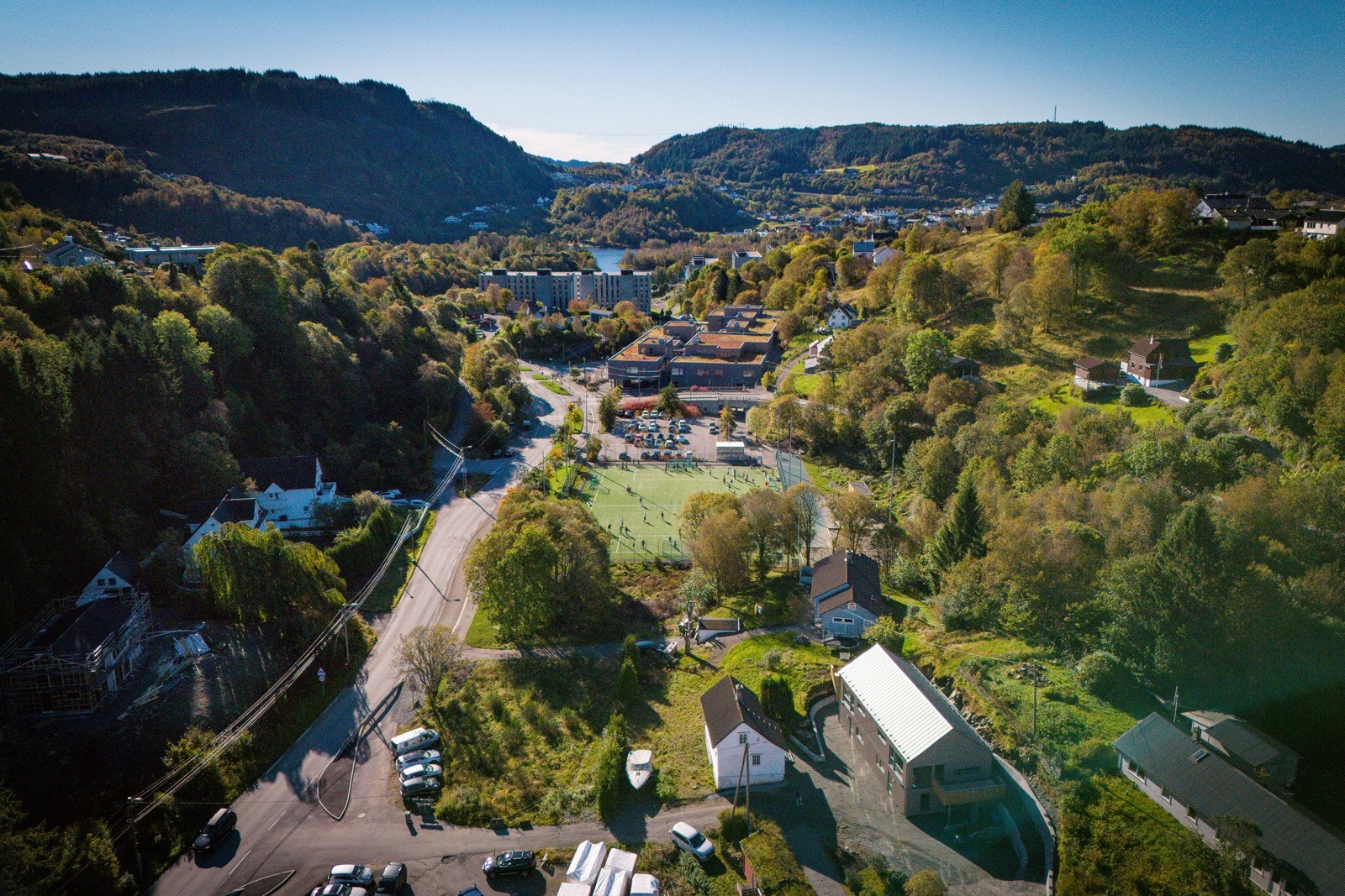 Ulsmåg barnehage og Ulsmåg skole kan begge nås til fots Galleribilde