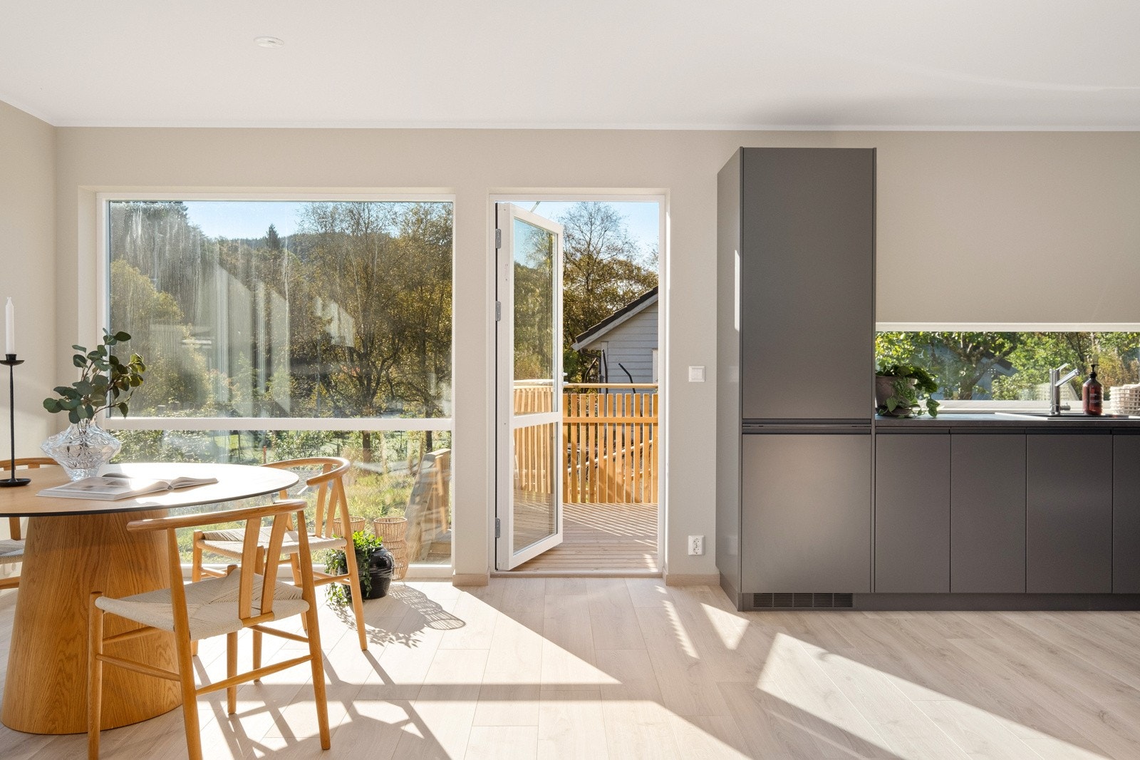 Boligen byr på fine kvaliteter, en svært praktisk planløsning og en herlig uteplass for både store og små. Galleribilde