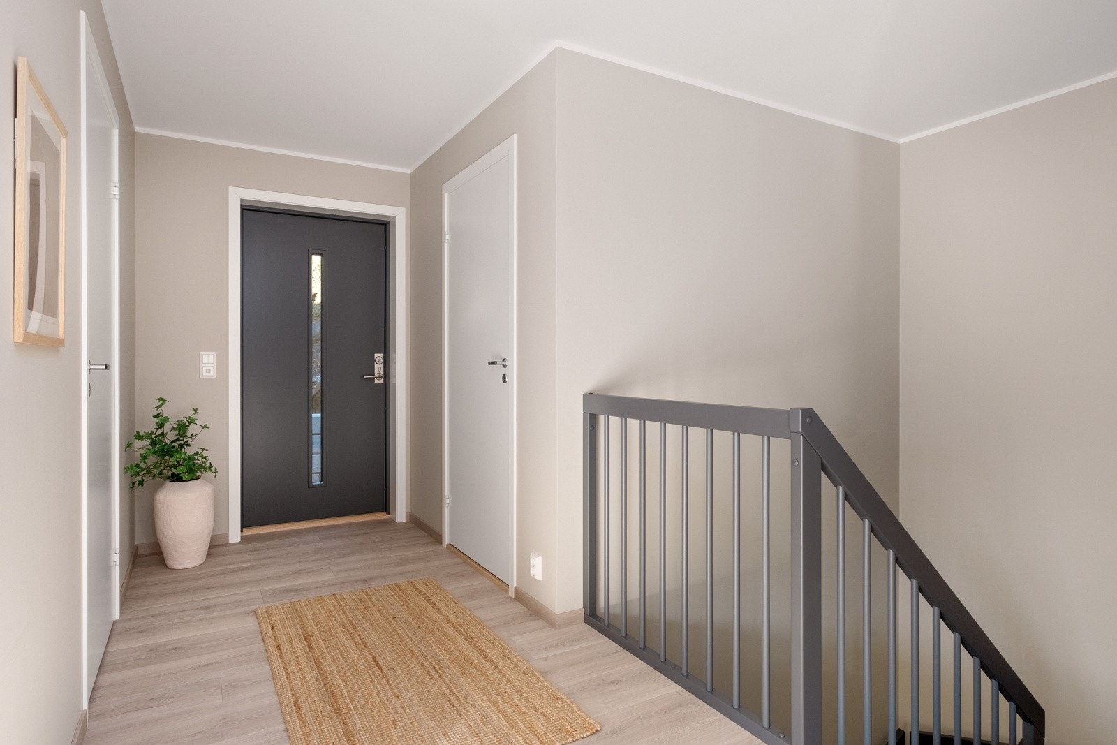 Ytterdøren er plassert på baksiden av boligen i 2.etasje Galleribilde