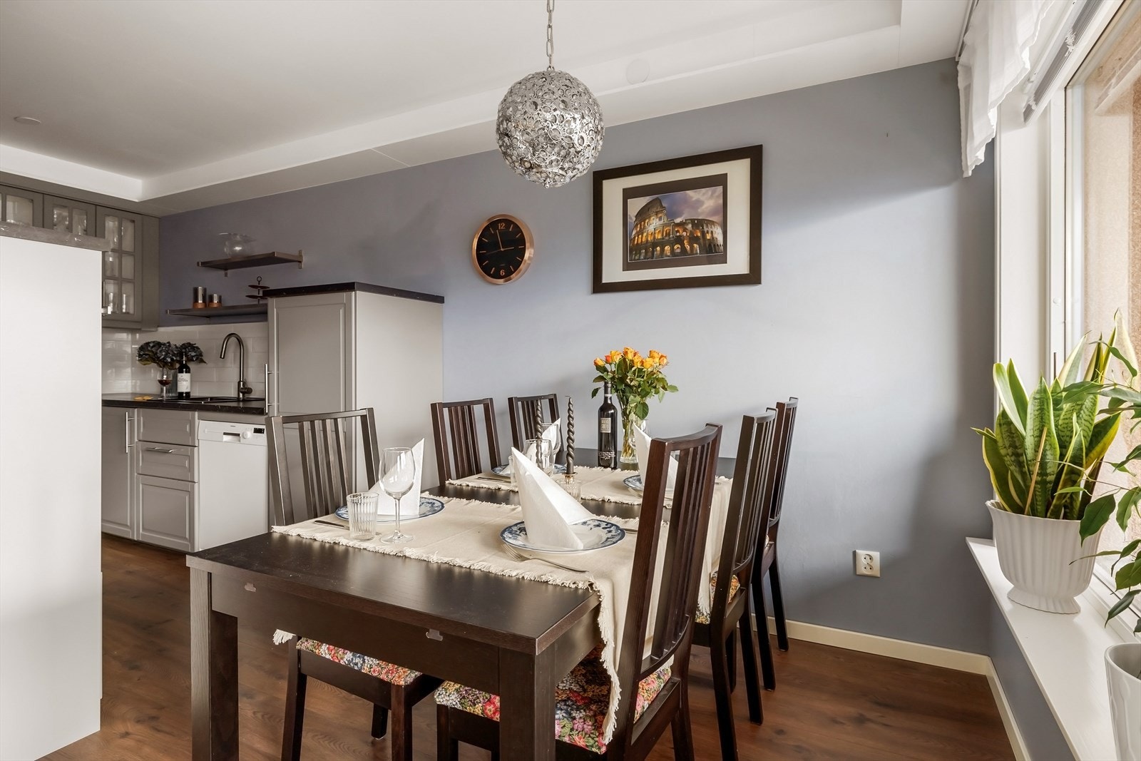 Kjøkkenet har en adskilt sone som gir god plass til spisestue Galleribilde