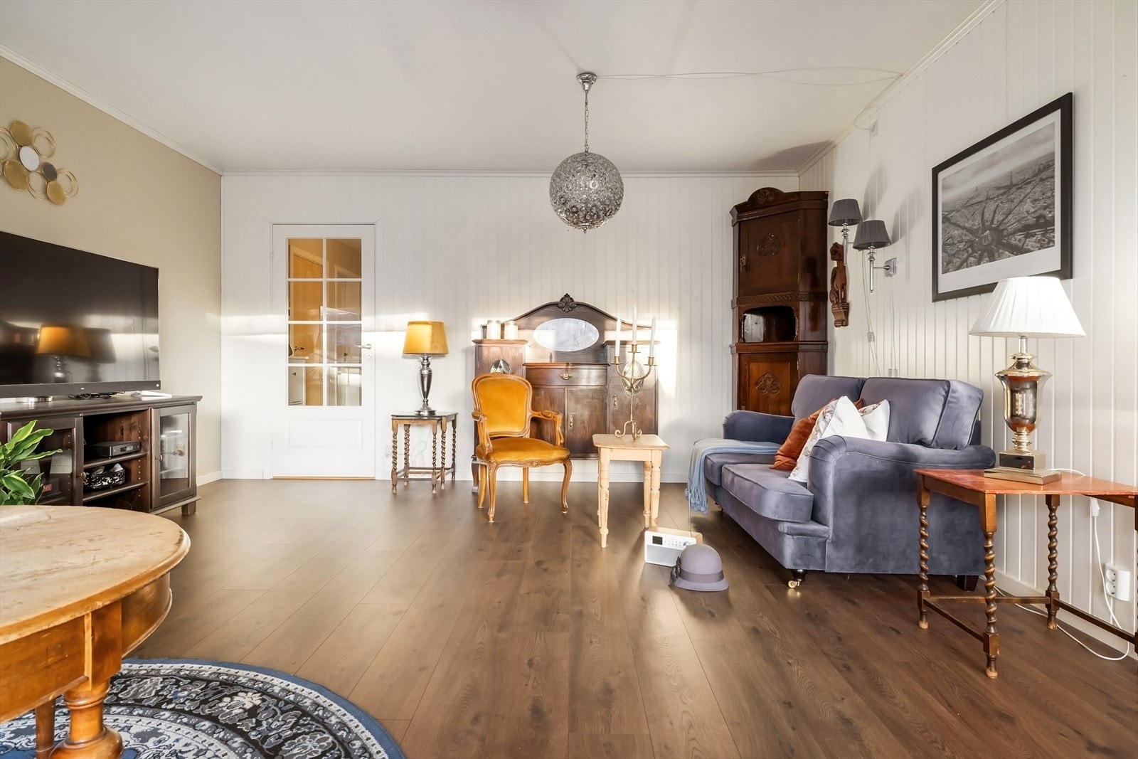 Stor og romslig stue med god plass til sofagruppe Galleribilde