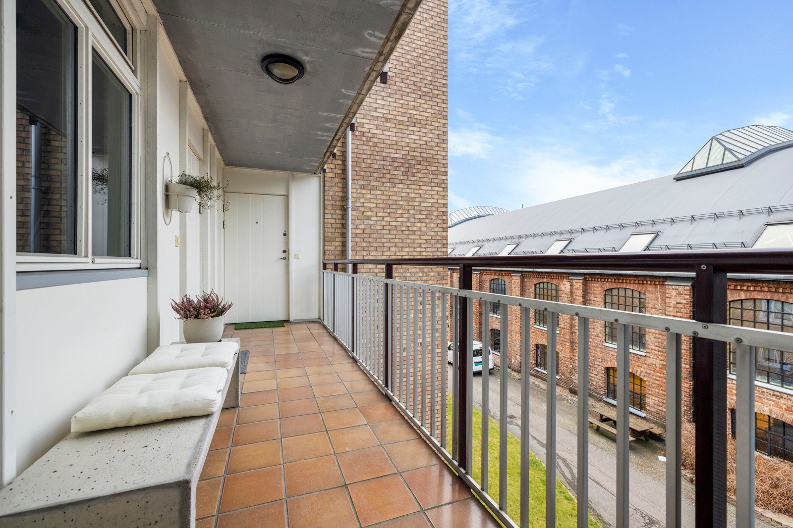 Trappevask er inkludert i fellesutgiftene. Ingen vinduer i leiligheten vender mot svalgangen, kun inngangsdøren. Galleribilde