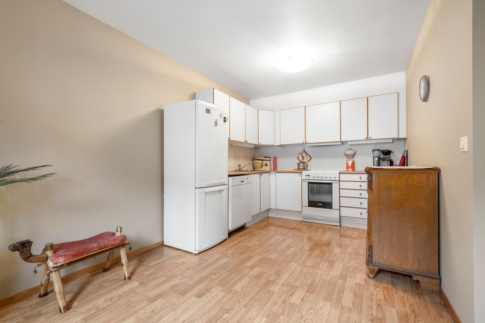 Stort kjøkken, rikelig med skap og benkeplass. Galleribilde