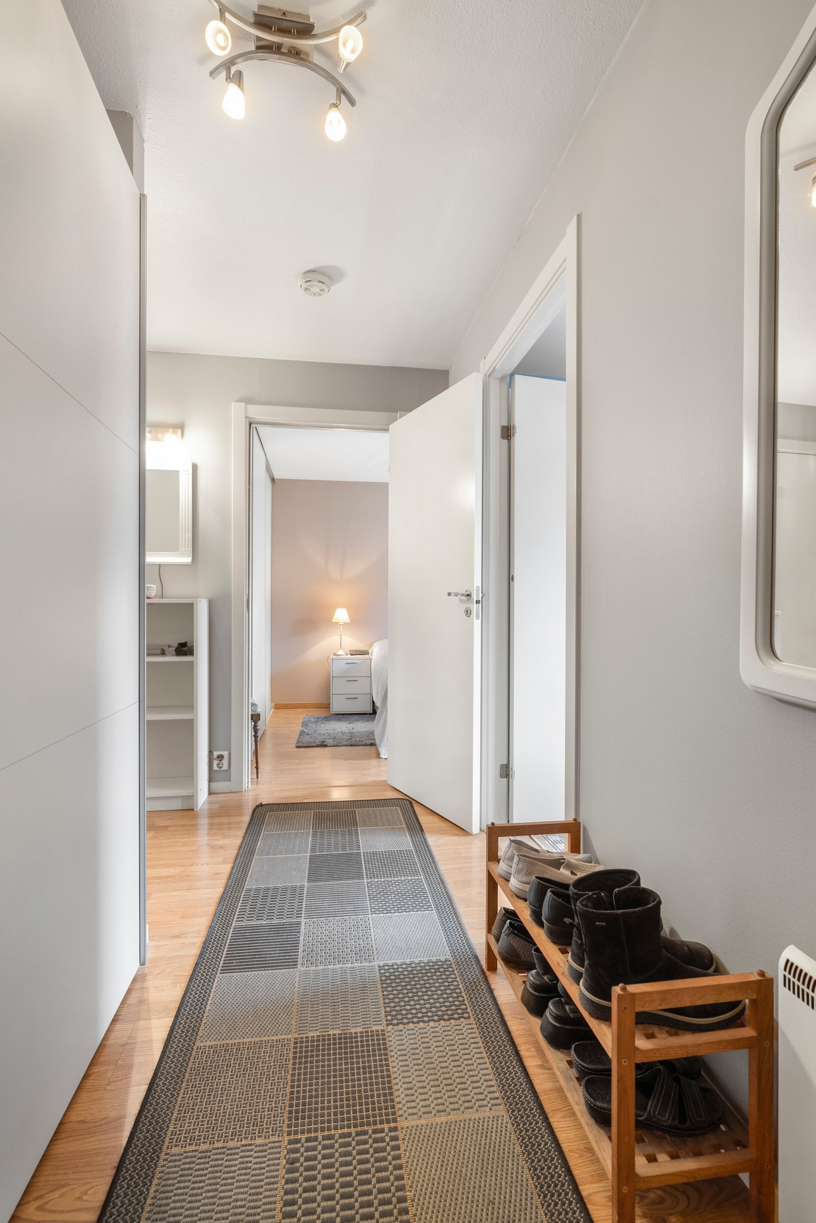 Praktisk og stor entrè med skyvedørsgarderobe. I tilegg finnes en romslig innvendig bod. Galleribilde