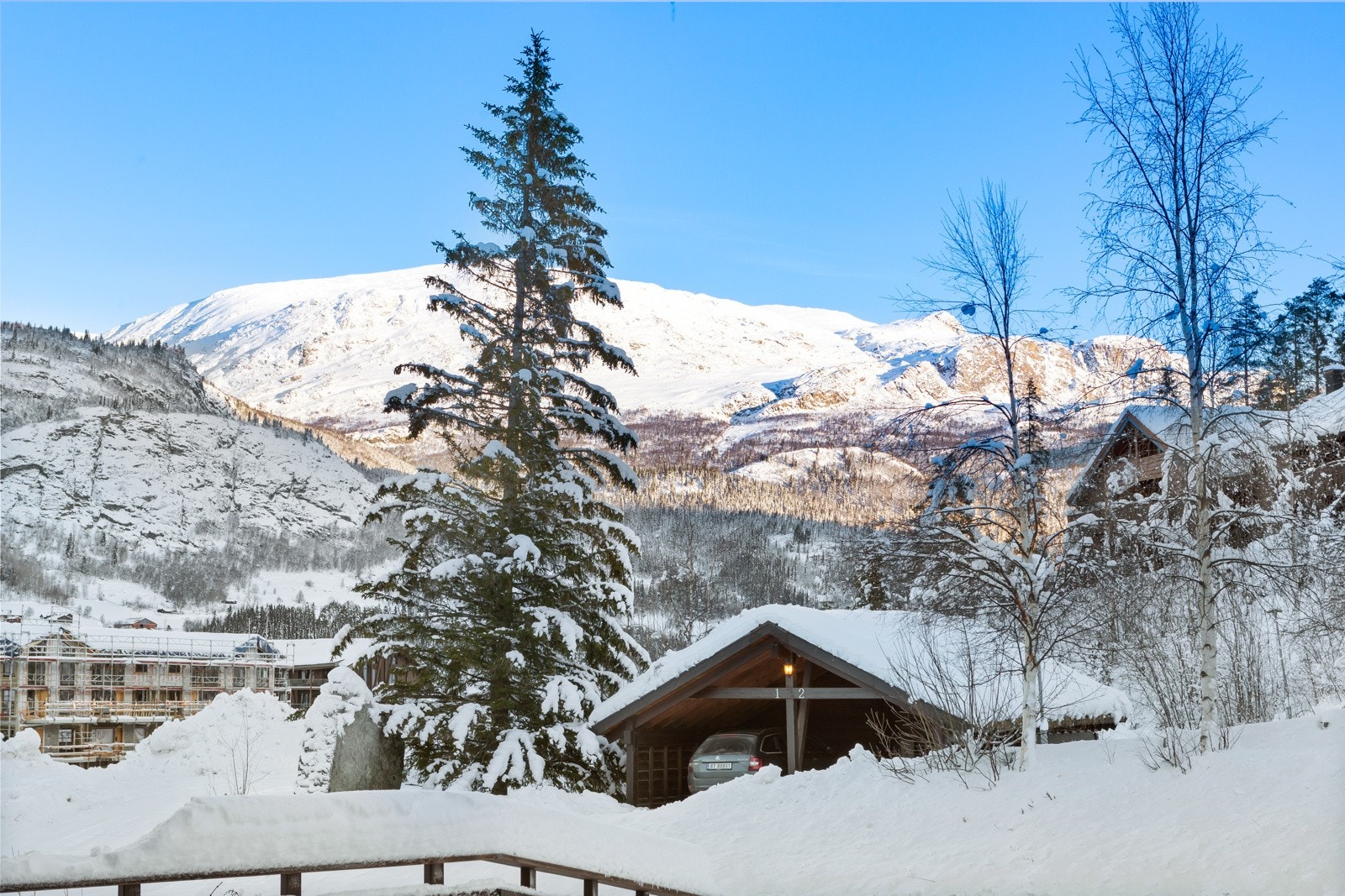 Fra balkongen har du fantastisk utsikt til fjellandskapet som omkranser området. Galleribilde