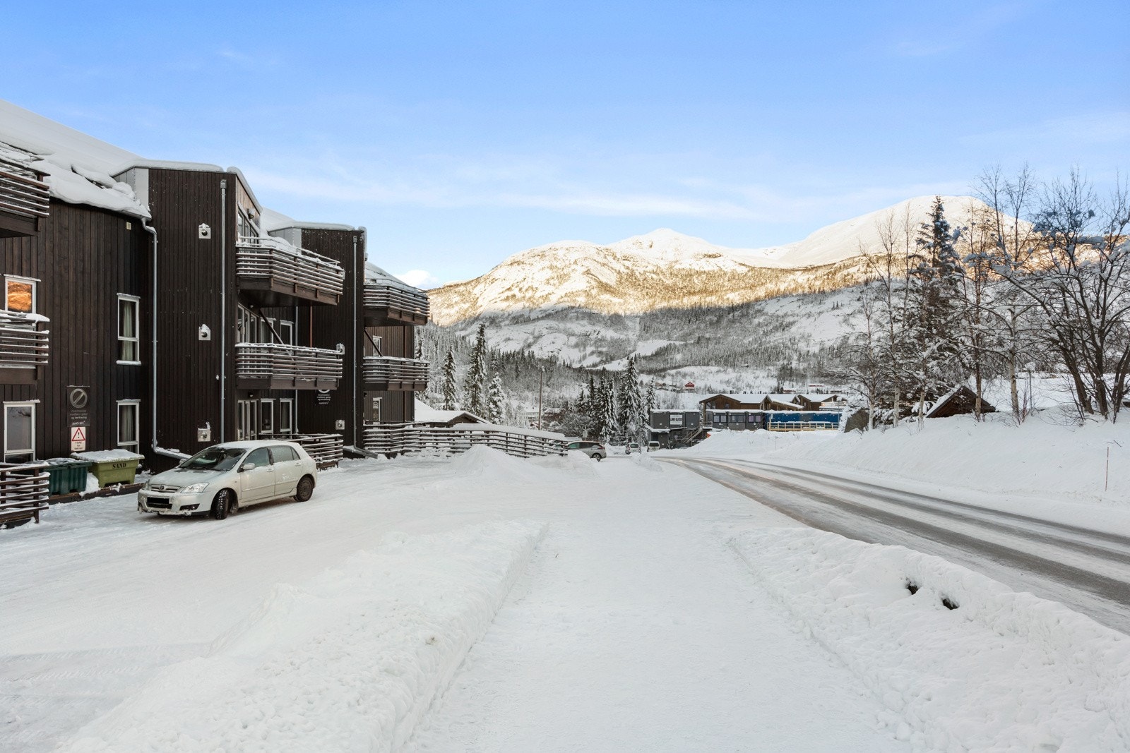 Sommer og høst er ideell for fot- og sykkelturer, fiske i elva Hemsil eller fjellvann. Galleribilde